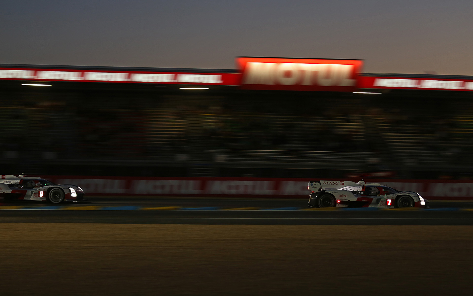 7号車と8号車の争い