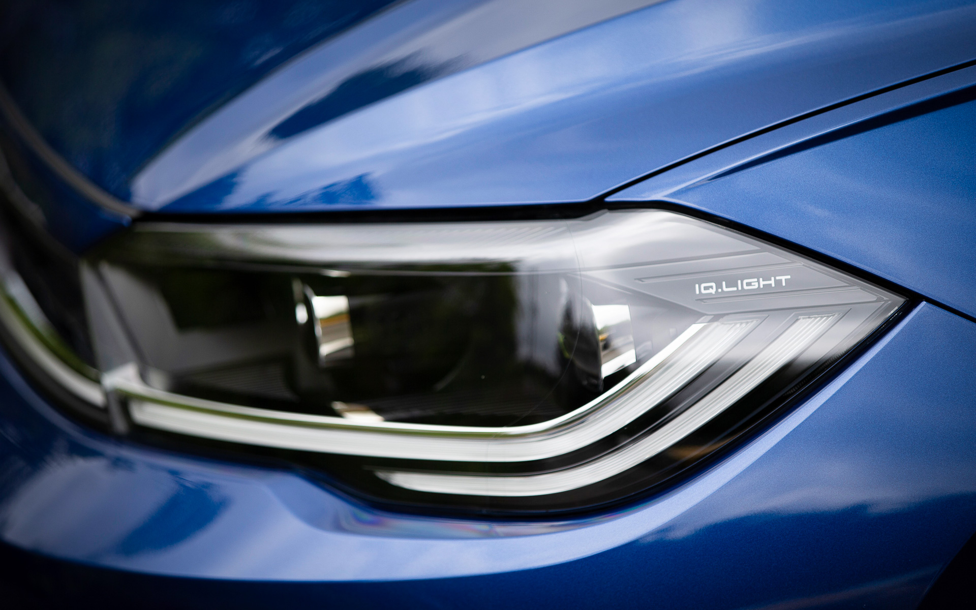 新型ポロのボディサイズは4085×1750×1450mm（全長×全幅×全高）、ホイールベースは2550mm。エクステリアでは前後バンパーの刷新などで力強くスポーティなイメージに（写真はTSI R-Line）