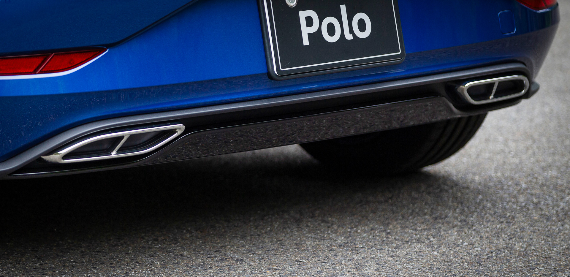 新型ポロのボディサイズは4085×1750×1450mm（全長×全幅×全高）、ホイールベースは2550mm。エクステリアでは前後バンパーの刷新などで力強くスポーティなイメージに（写真はTSI R-Line）