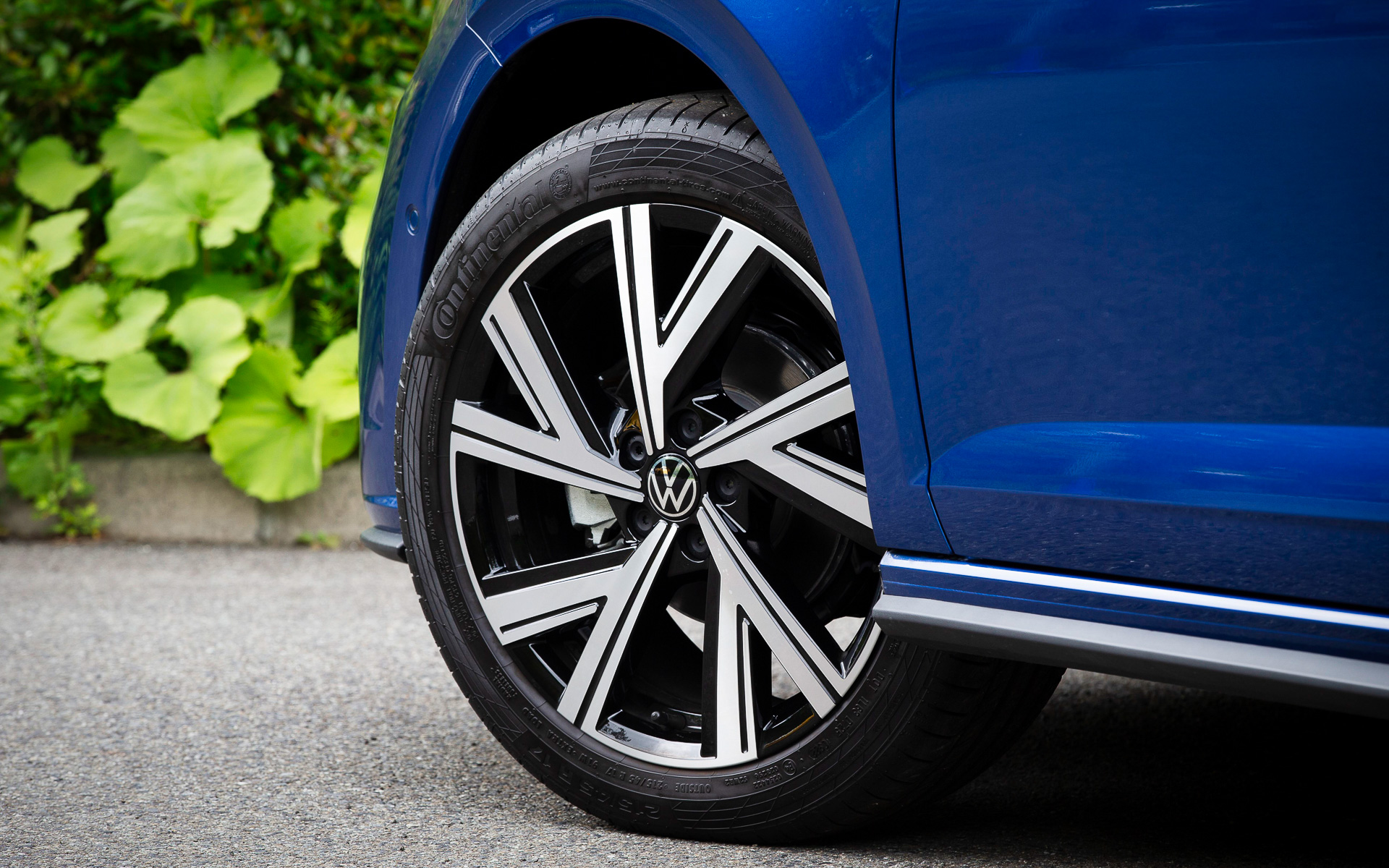 新型ポロのボディサイズは4085×1750×1450mm（全長×全幅×全高）、ホイールベースは2550mm。エクステリアでは前後バンパーの刷新などで力強くスポーティなイメージに（写真はTSI R-Line）