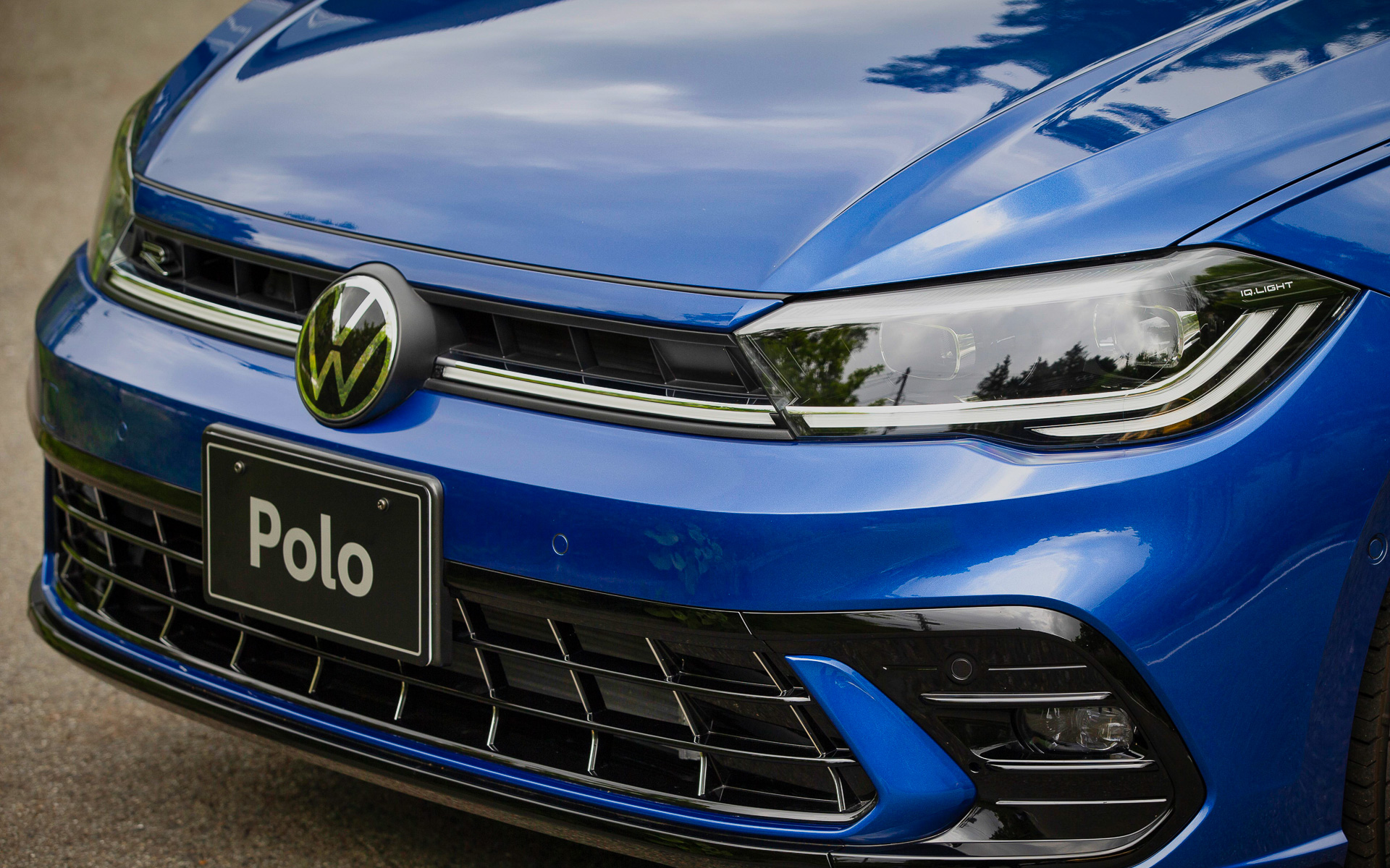 新型ポロのボディサイズは4085×1750×1450mm（全長×全幅×全高）、ホイールベースは2550mm。エクステリアでは前後バンパーの刷新などで力強くスポーティなイメージに（写真はTSI R-Line）