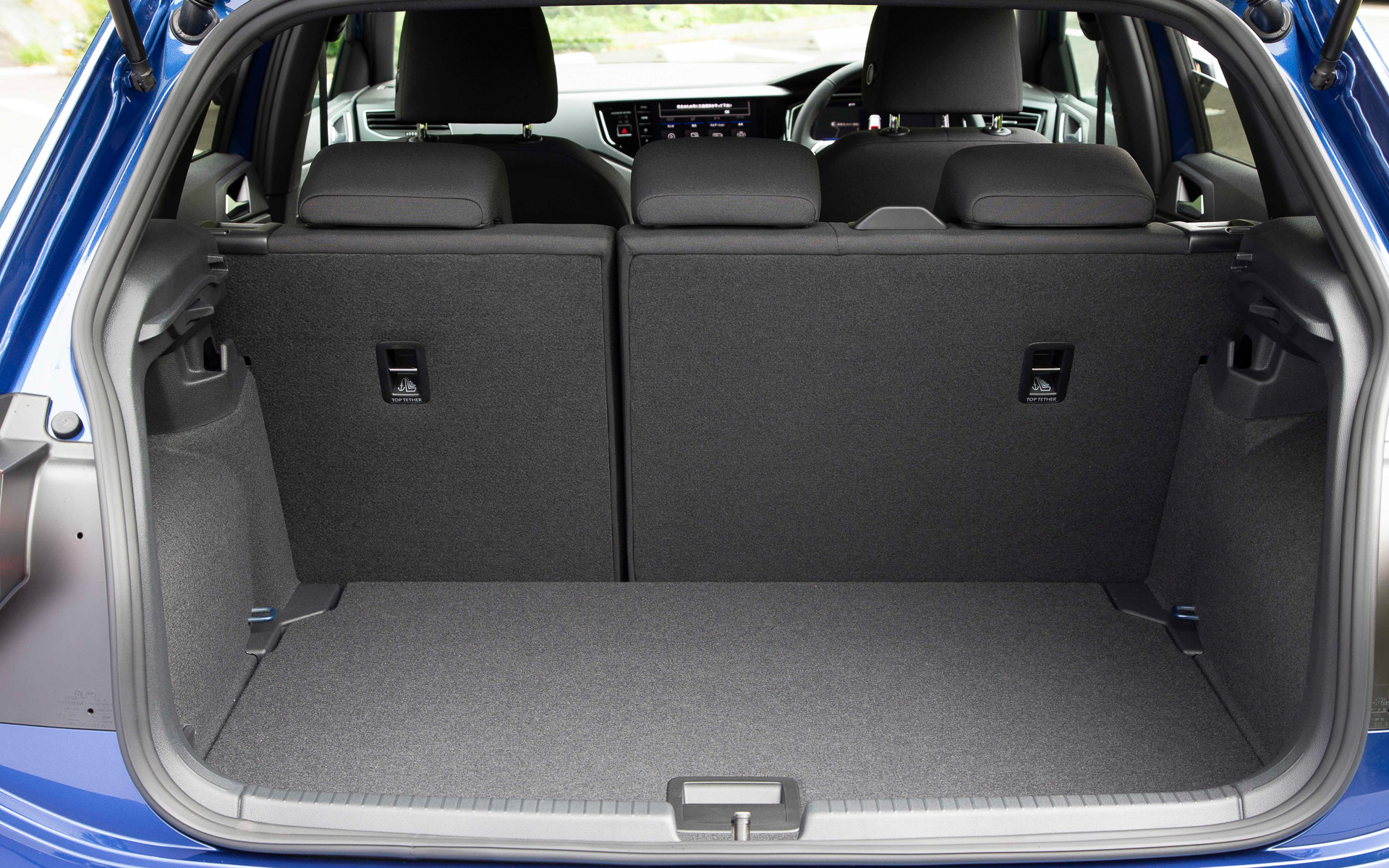 インテリアでは純正インフォテイメントシステム”DiscoverPro“を搭載したほか、デジタルメータークラスターやタッチコントロール式エアコンディショナーパネルを採用