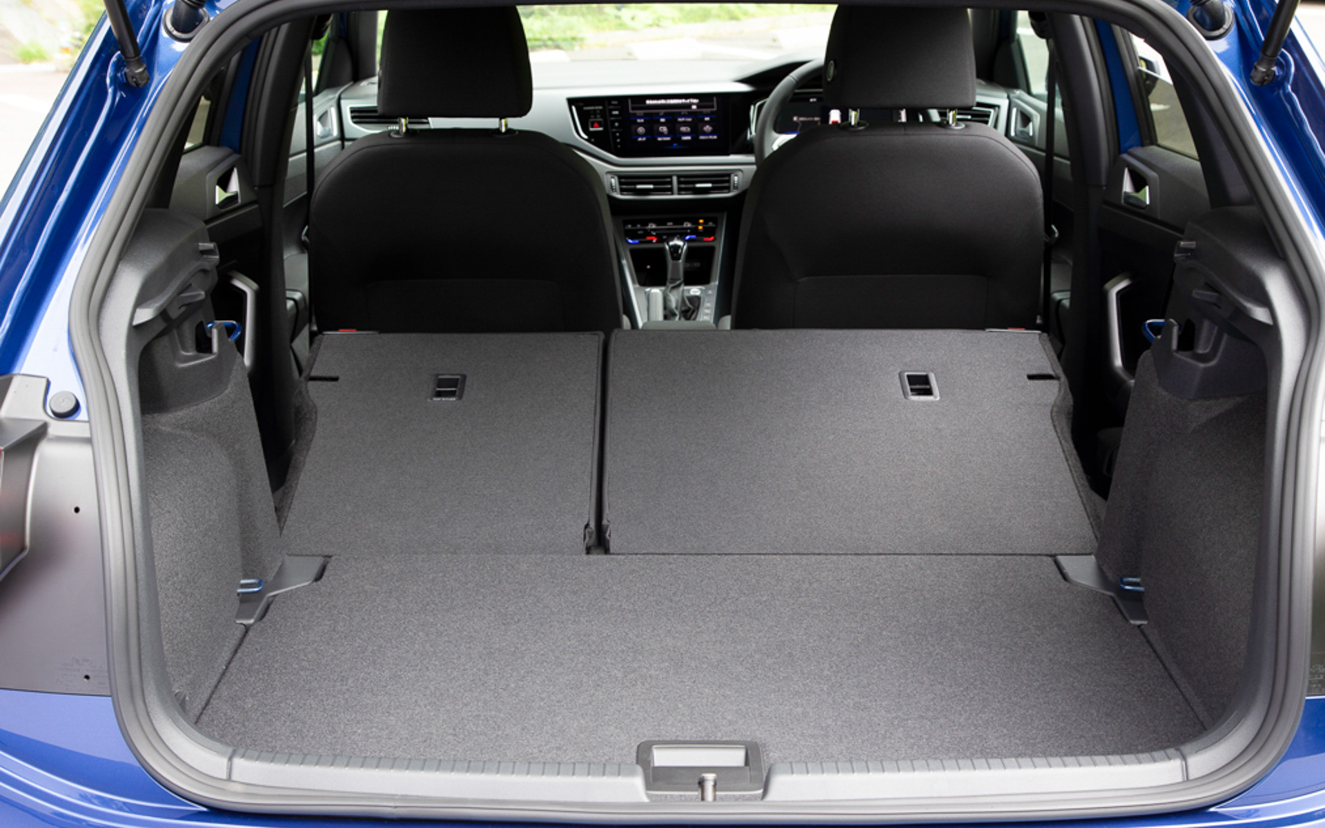 インテリアでは純正インフォテイメントシステム”DiscoverPro“を搭載したほか、デジタルメータークラスターやタッチコントロール式エアコンディショナーパネルを採用