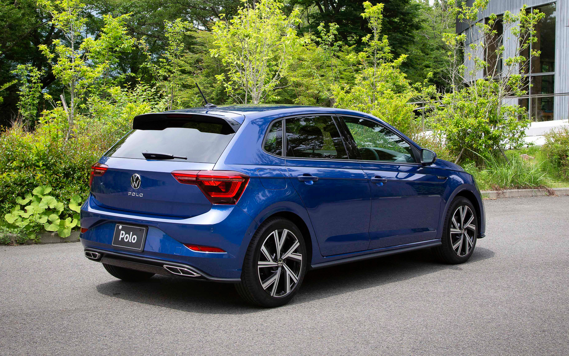 新型ポロのボディサイズは4085×1750×1450mm（全長×全幅×全高）、ホイールベースは2550mm。エクステリアでは前後バンパーの刷新などで力強くスポーティなイメージに（写真はTSI R-Line）