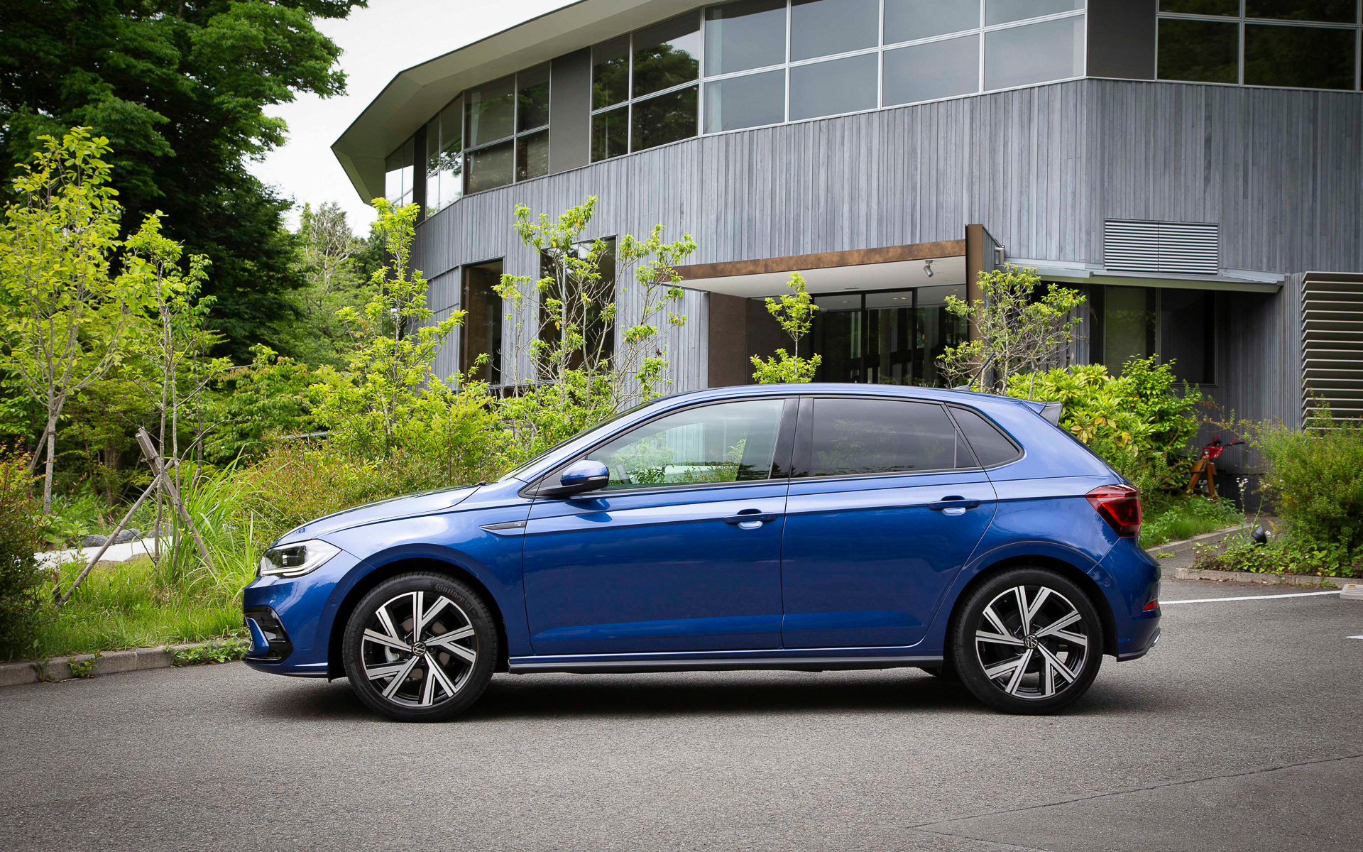 新型ポロのボディサイズは4085×1750×1450mm（全長×全幅×全高）、ホイールベースは2550mm。エクステリアでは前後バンパーの刷新などで力強くスポーティなイメージに（写真はTSI R-Line）