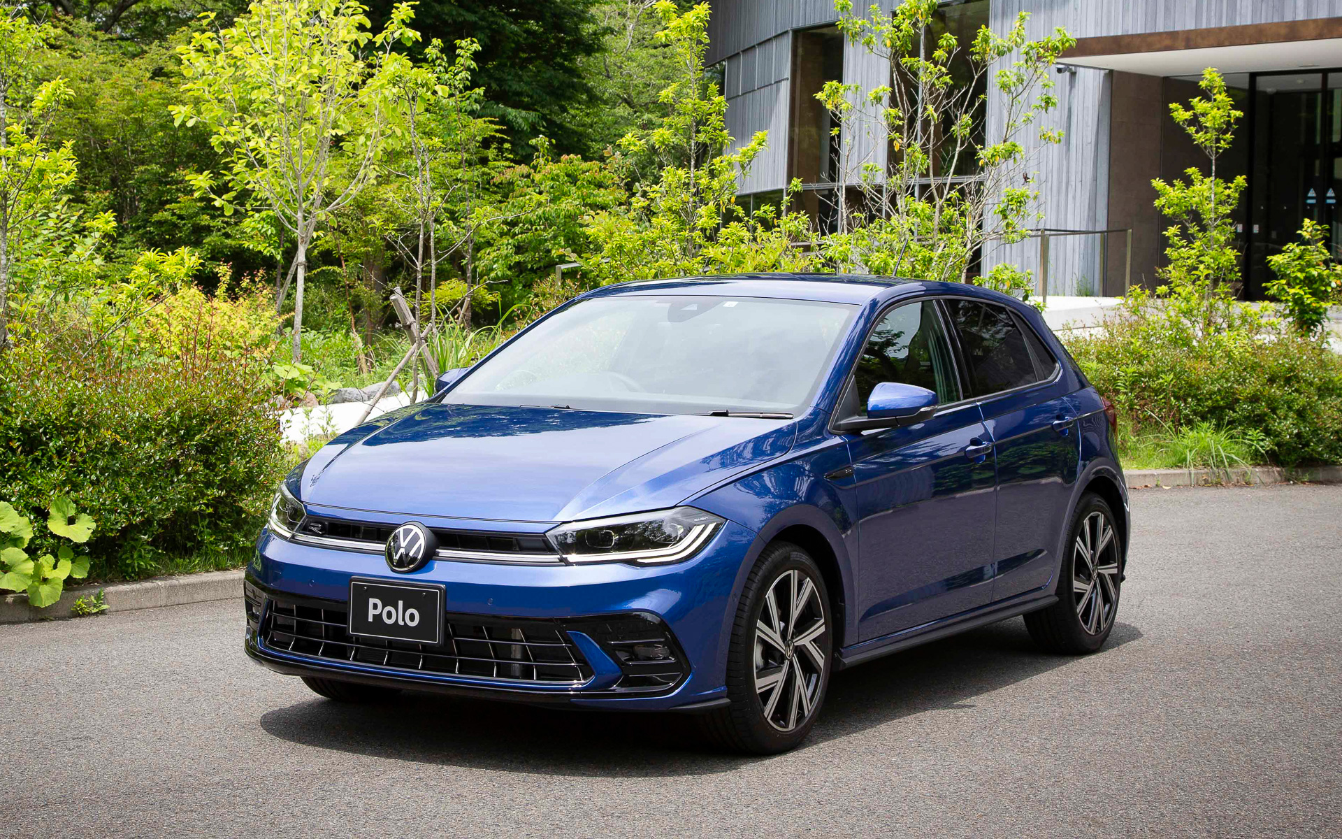 新型ポロのボディサイズは4085×1750×1450mm（全長×全幅×全高）、ホイールベースは2550mm。エクステリアでは前後バンパーの刷新などで力強くスポーティなイメージに（写真はTSI R-Line）