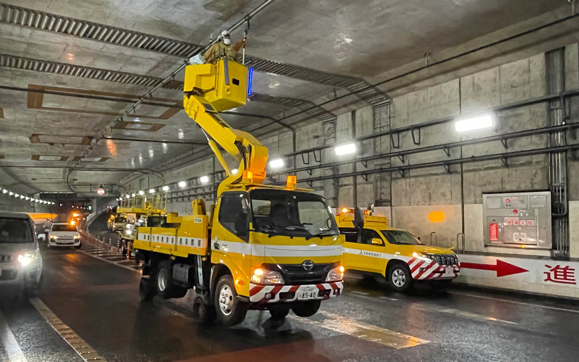 点検作業車。天井のスプリンクラーの点検でハシゴを伸ばして作業中。さらに爪先立ちてゆっくり移動しながら丁寧に点検してます