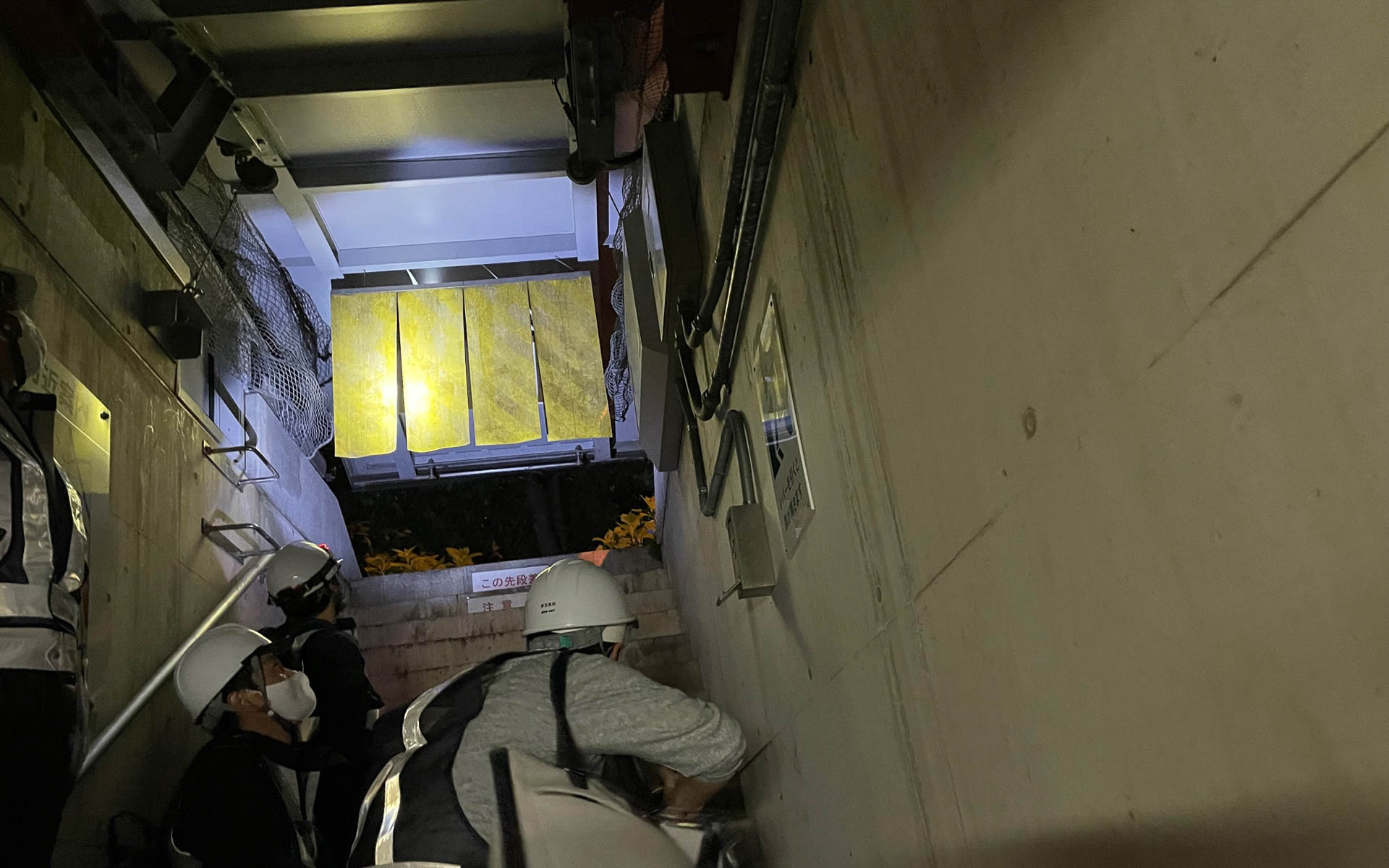 非常口から外の世界へ。ココハドコダ？