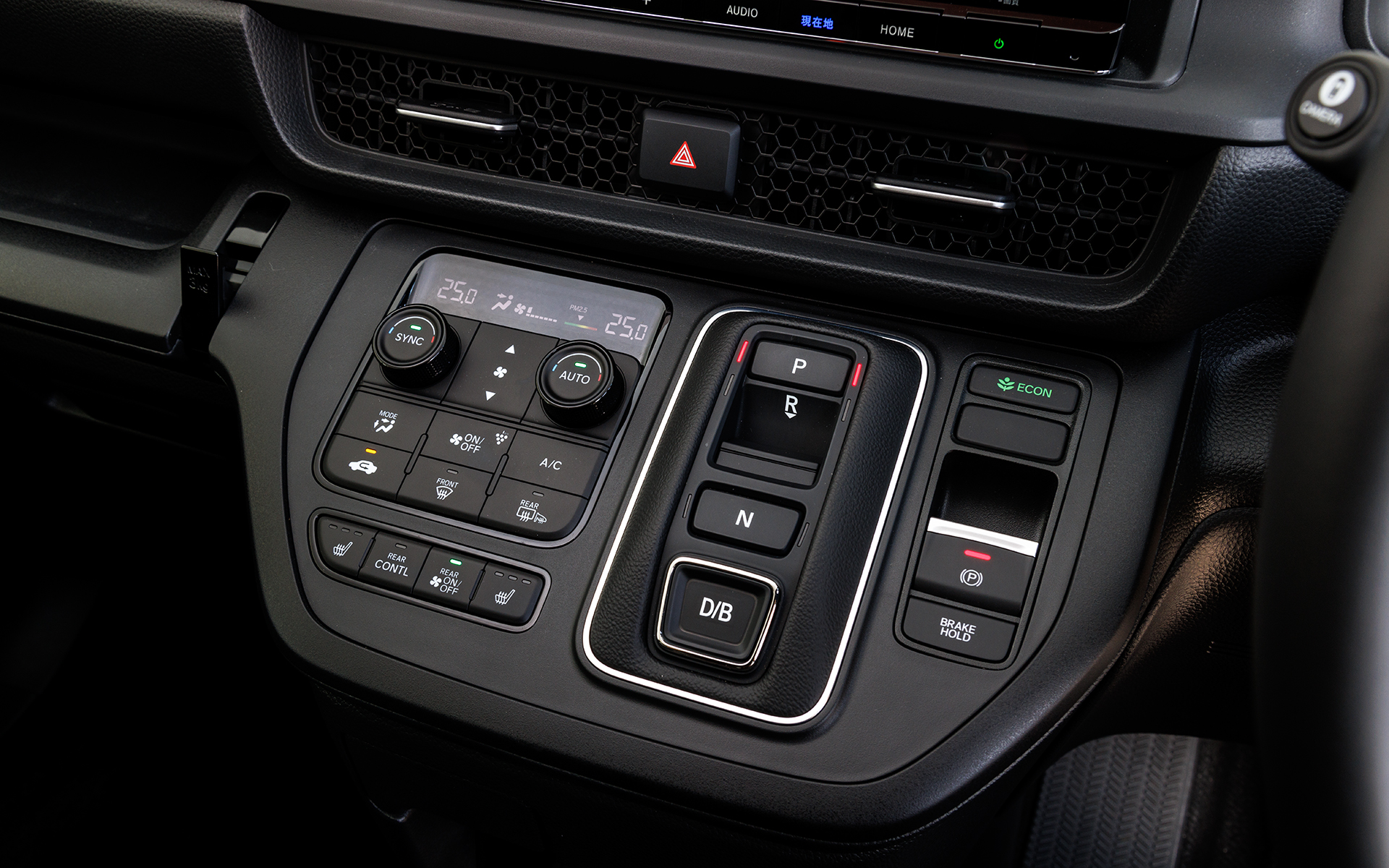 e：HEVはシフトレバーはなく、ボタンで「D」「B」を切り替える。Bを選択するとアクセルオフ時の減速感が強くなる