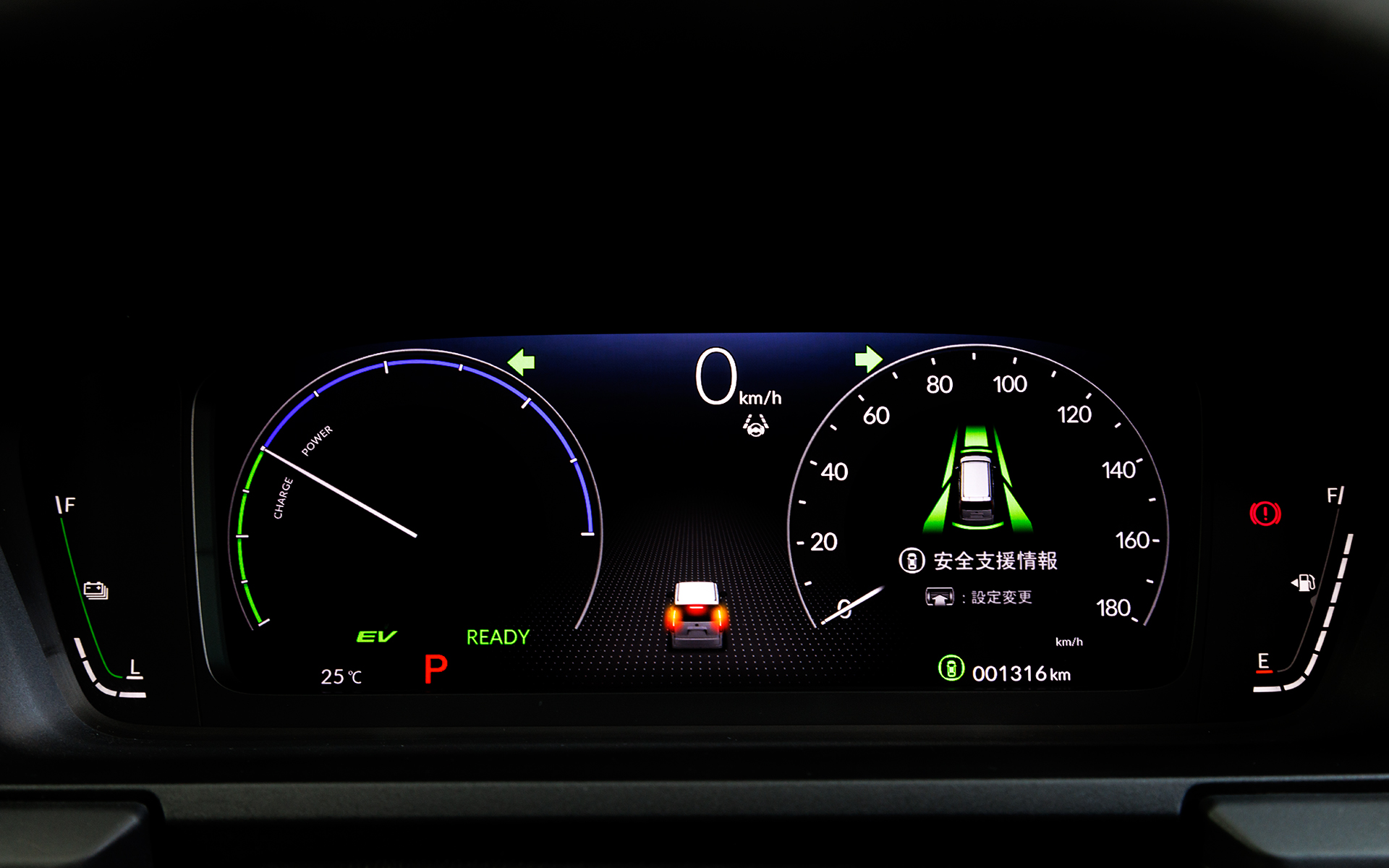 e：HEVのメーターは左端が電池残量計になっている（ガソリン車は水温計）