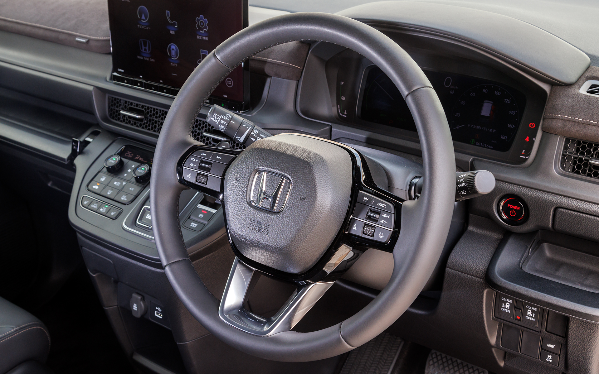 e：HEVはステアリングの裏側のパドルで、アクセルオフ時の減速感を4段階で調節できる「減速セレクター」を搭載している（エアーは除く）