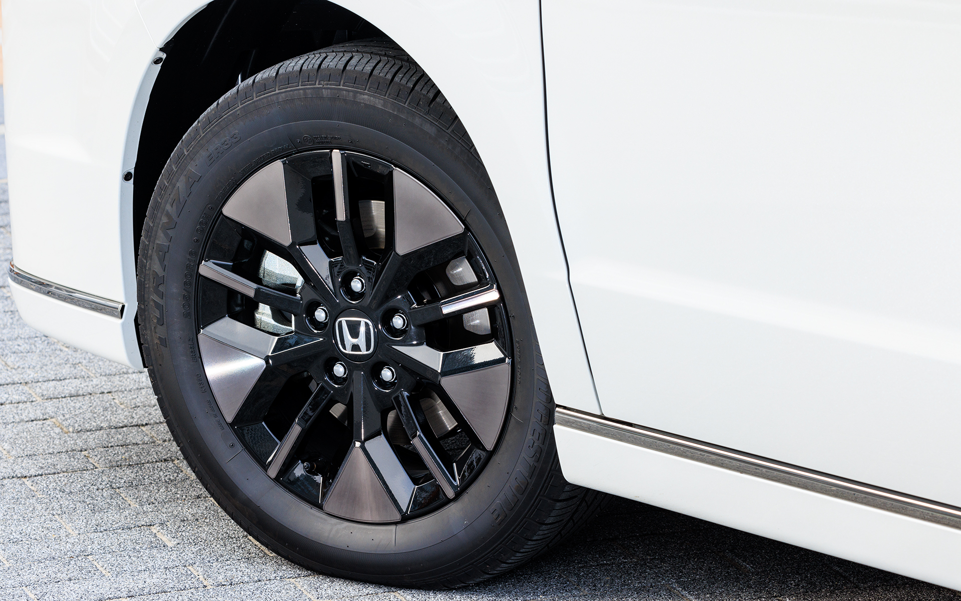 左からエアー（205/60R16）、スパーダ（205/60R16）、スパーダ プレミアムライン（205/55R17）。プレミアムラインは専用デザインの17インチホイールとなる