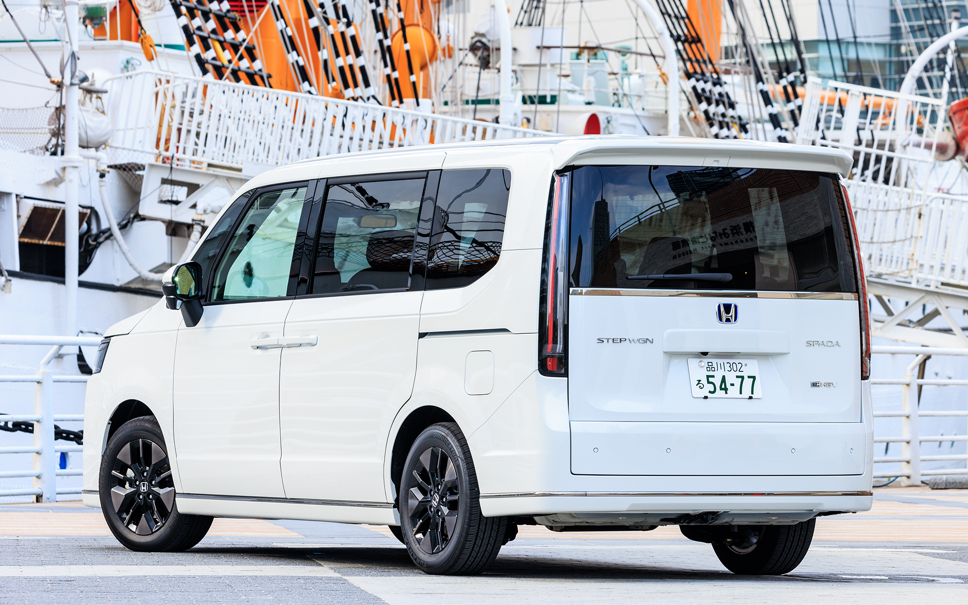 試乗したe：HEVのスパーダ（7人乗り）の価格は364万1000円～。e：HEVのエアー（7人乗り）より約26万円増だが、装備内容を考えればお買い得な価格設定