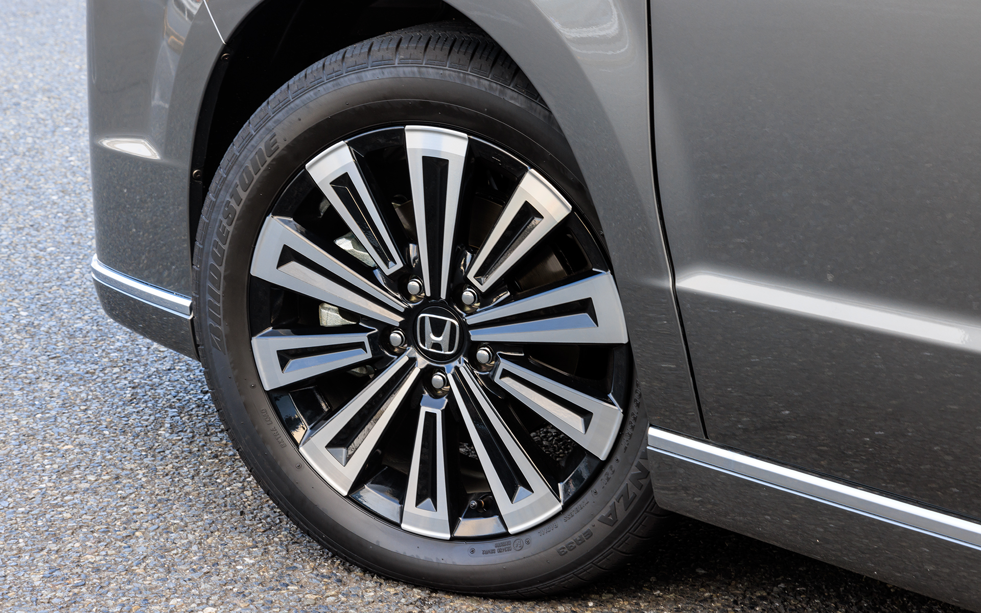 左からエアー（205/60R16）、スパーダ（205/60R16）、スパーダ プレミアムライン（205/55R17）。プレミアムラインは専用デザインの17インチホイールとなる