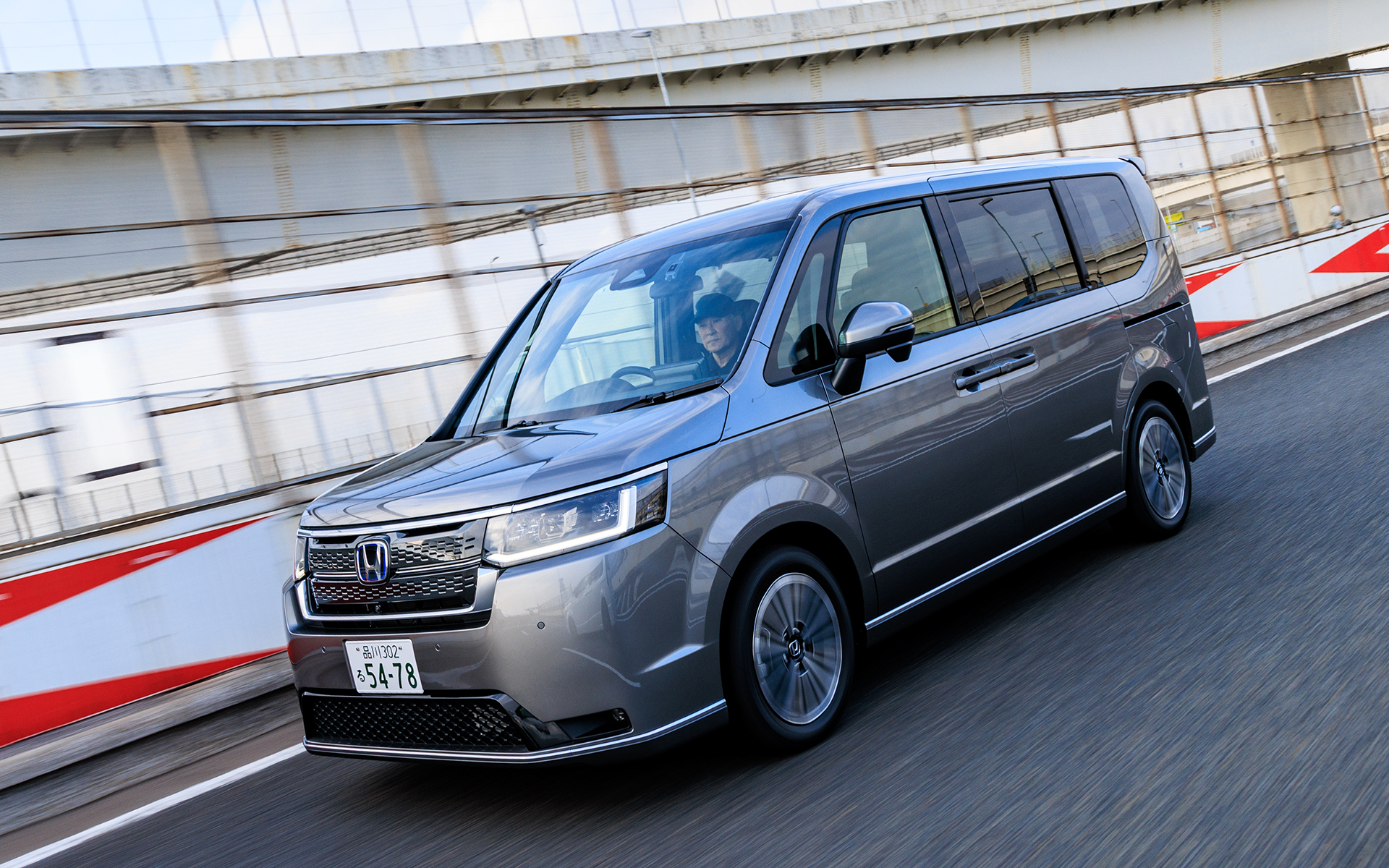 高速でのレーンチェンジもロールが抑えられていて癖がない