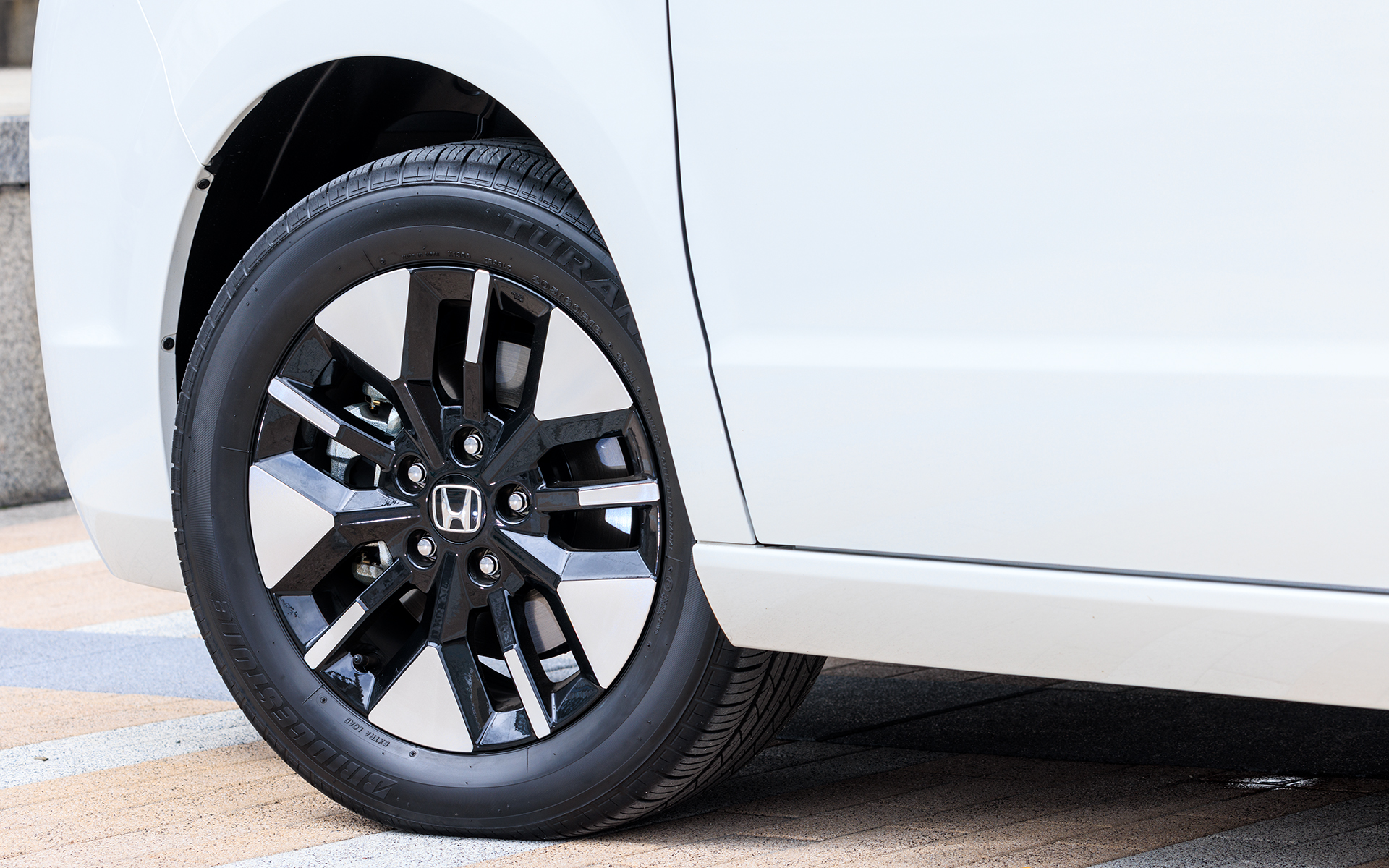 左からエアー（205/60R16）、スパーダ（205/60R16）、スパーダ プレミアムライン（205/55R17）。プレミアムラインは専用デザインの17インチホイールとなる