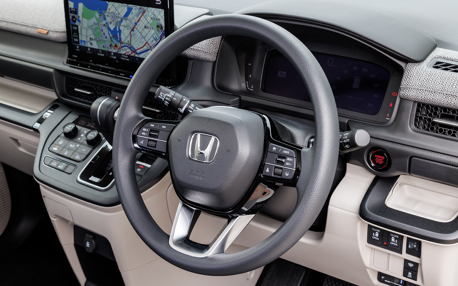 ステアリングの左右にあるボタンはメーターの左右に表示されている情報と配置を合わせることで操作を分かりやすくする工夫が凝らされている