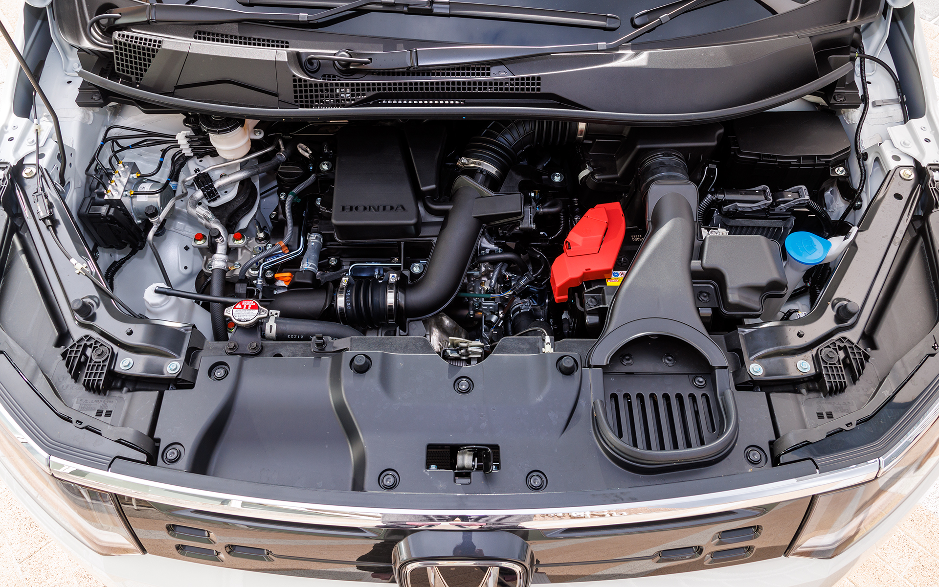 ガソリンエンジンは直列4気筒1.5リッターターボ（L15C型）で、最高出力110kW（150PS）/5500rpm、最大トルク203Nm/1600-5000rpmを発生。トランスミッションはトルクコンバーター付き無段階変速ATが組み合わせられる。燃費はWLTCモードで13.3km（FFモデルは13.9km）