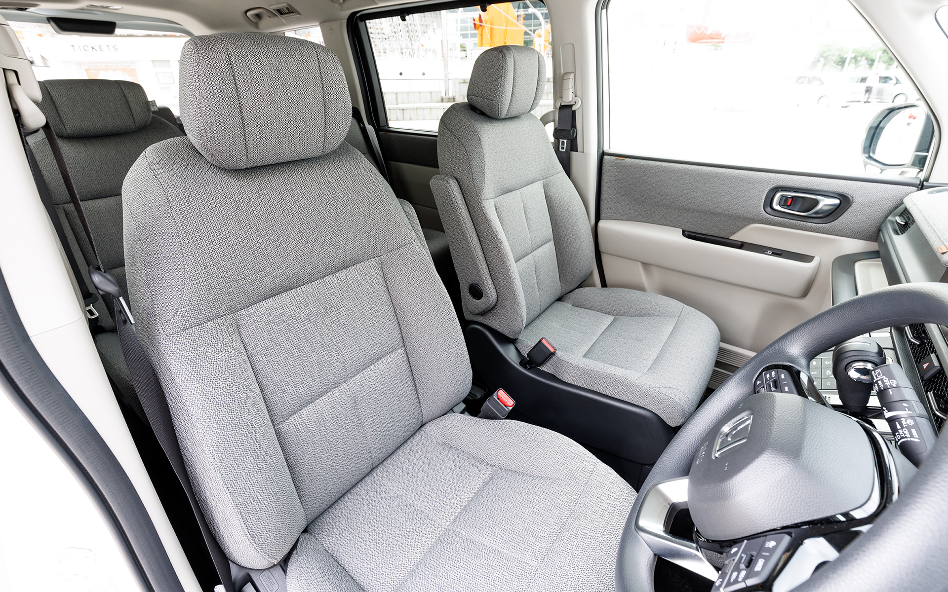 シートはファブリックで汚れが目立ちにくいシート表皮を採用。1列目は疲れにくい「ボディスタビライジングシート」をステップワゴンに初採用した。また、内部のウレタンは旧型モデル比で23mm厚く、密度を27％アップさせている