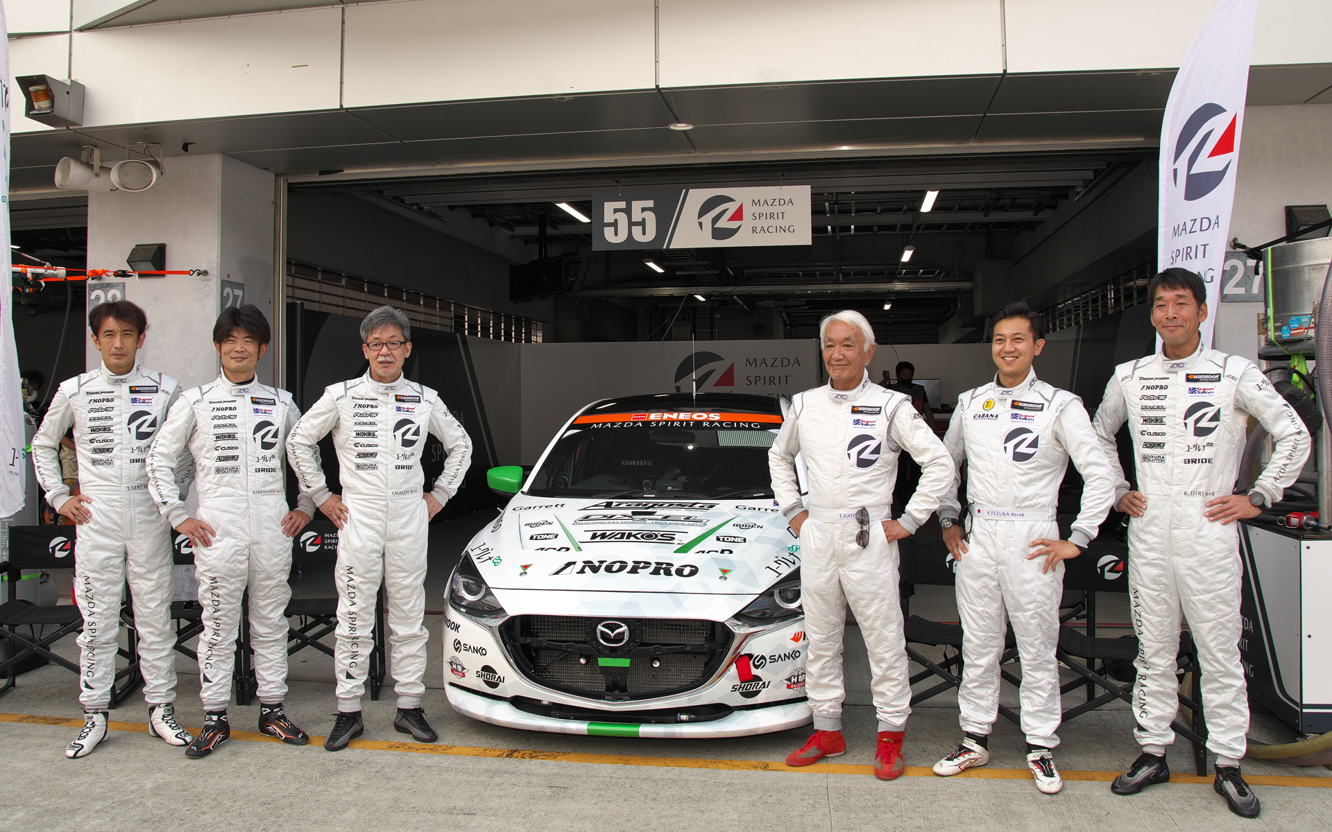 富士24時間レースでMAZDA2 Bio conceptのステアリングを握った6名のドライバー。左から関豊選手、寺川和紘選手、前田育男選手、加藤哲也選手、手塚祐弥選手、井尻薫選手