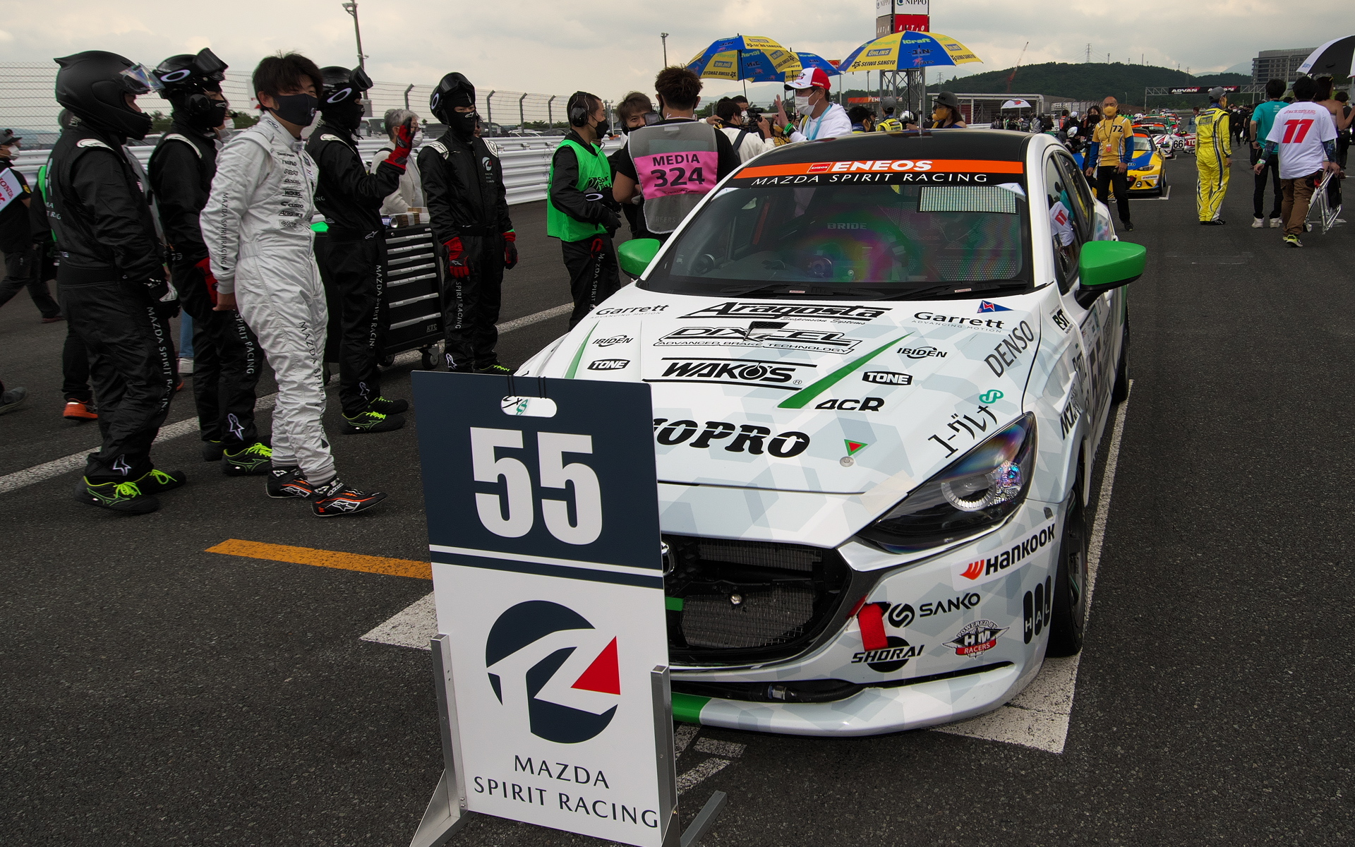 24時間レースのスタートを待つMAZDA2 Bio conceptとチームスタッフ達