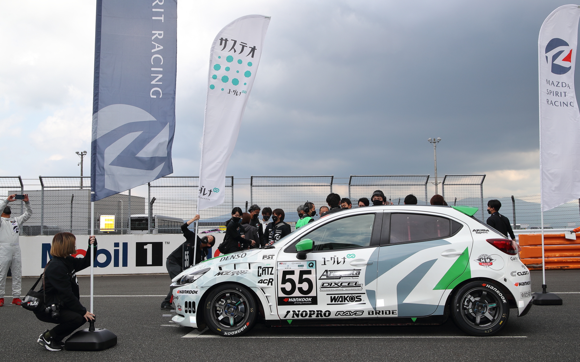 24時間レースのスタートを待つMAZDA2 Bio conceptとチームスタッフ達