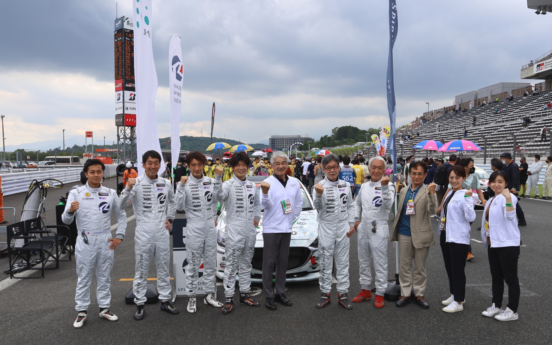 24時間レースのスタートを待つMAZDA2 Bio conceptとチームスタッフ達