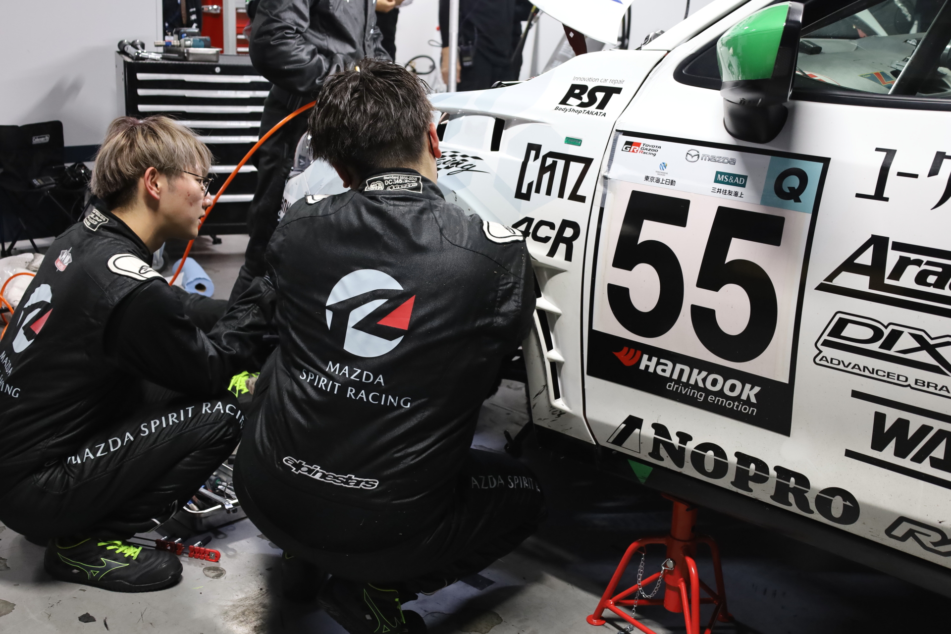 レース開始から7時間が経過しミッションブローが発生。広島マツダのメカニックが賢明な作業で修復させた