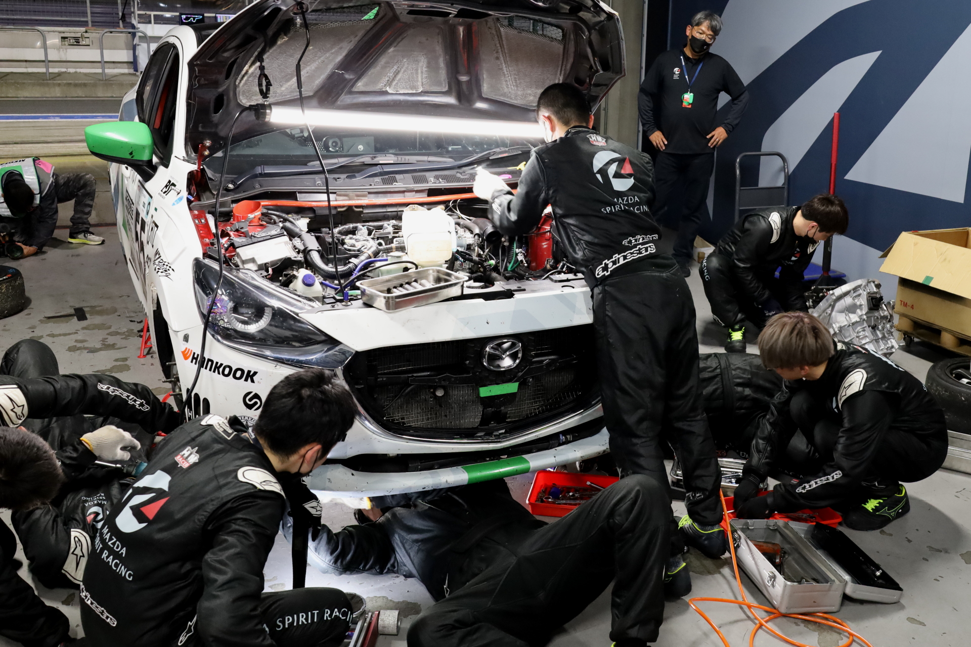 レース開始から7時間が経過しミッションブローが発生。広島マツダのメカニックが賢明な作業で修復させた