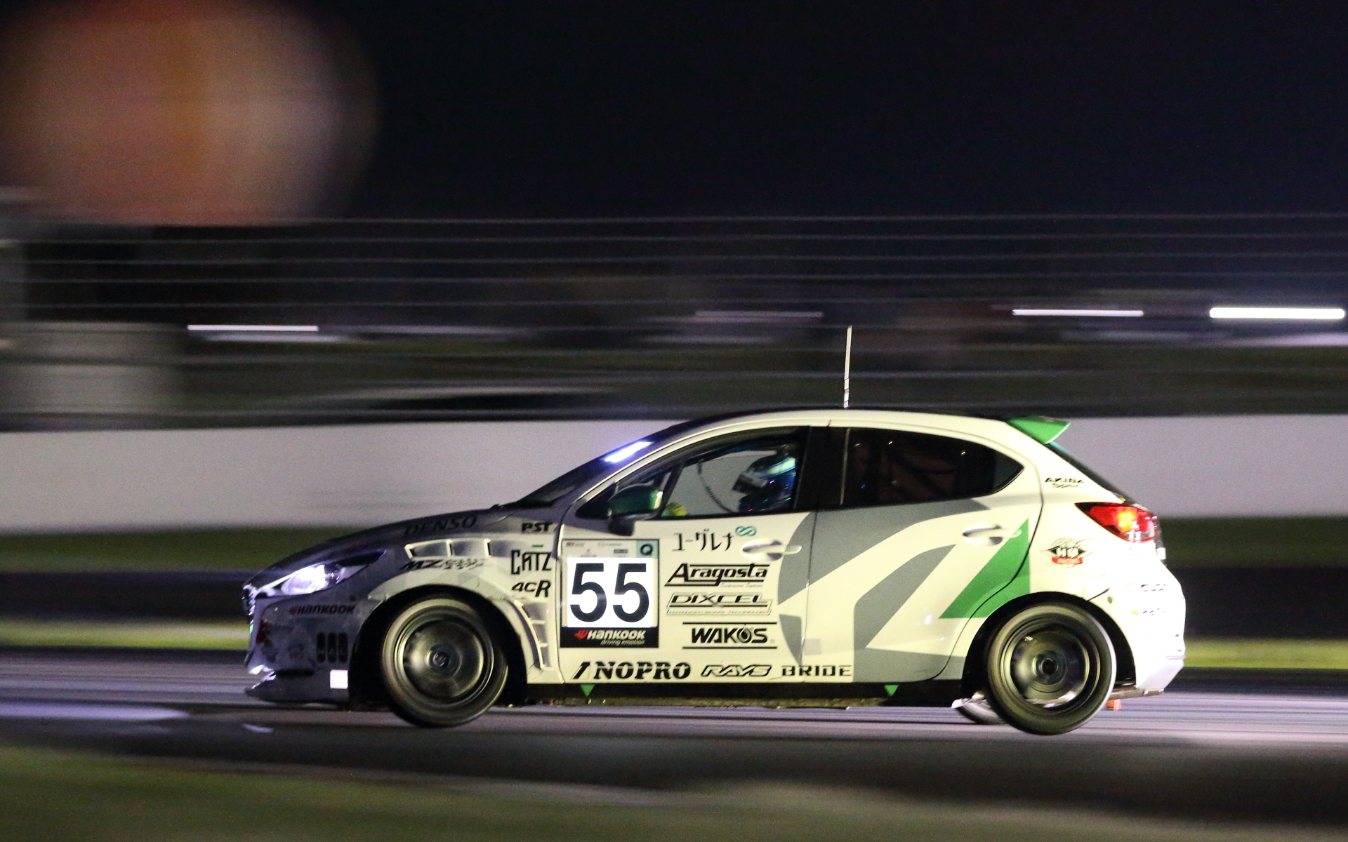 富士24時間ならではの夜間走行。手負いの状態となったがドライバーが労りながら走行を続けた