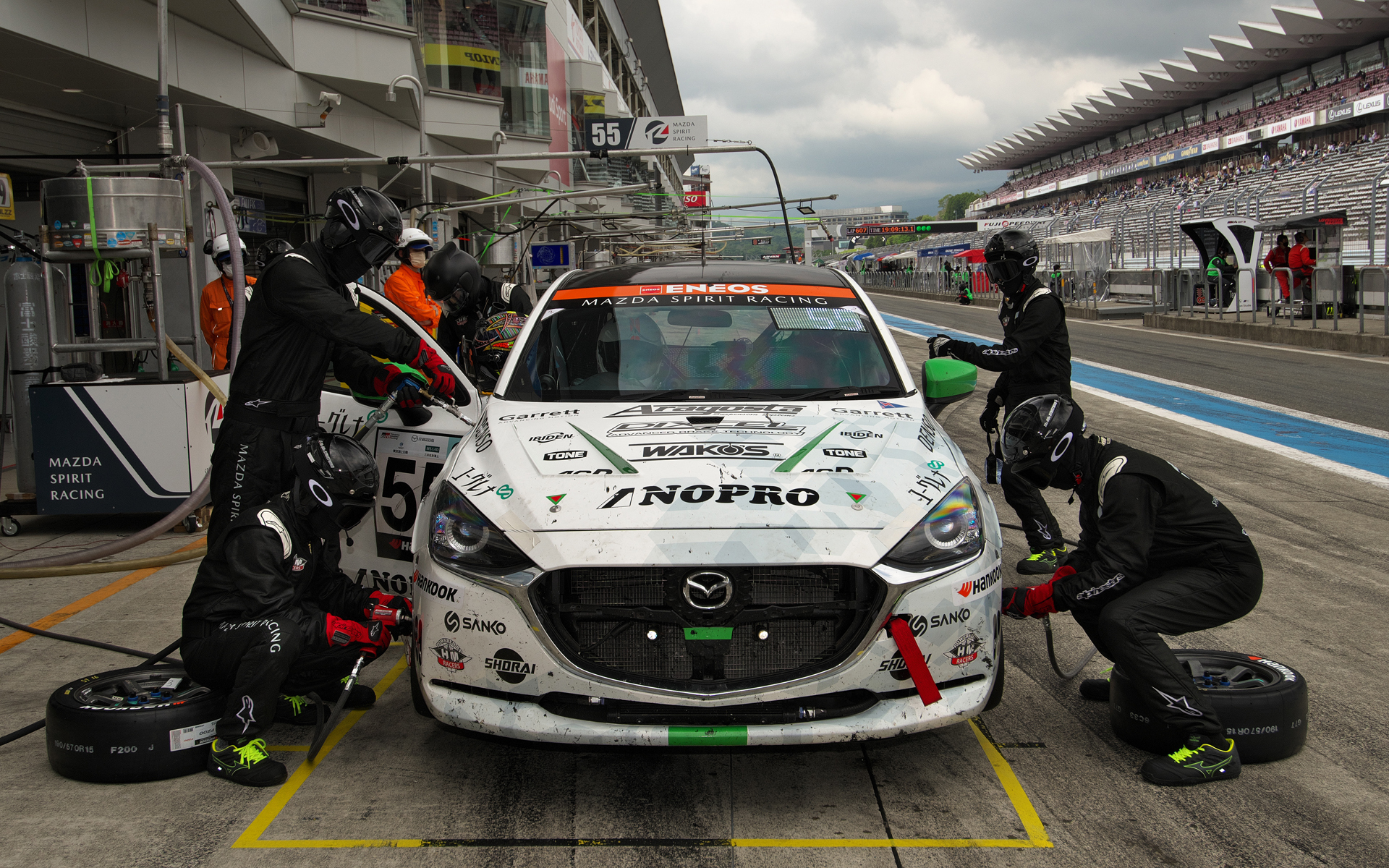 ラウンドを重ねるごとにチームワークは良くなり、ピット作業もミスなくこなしていく