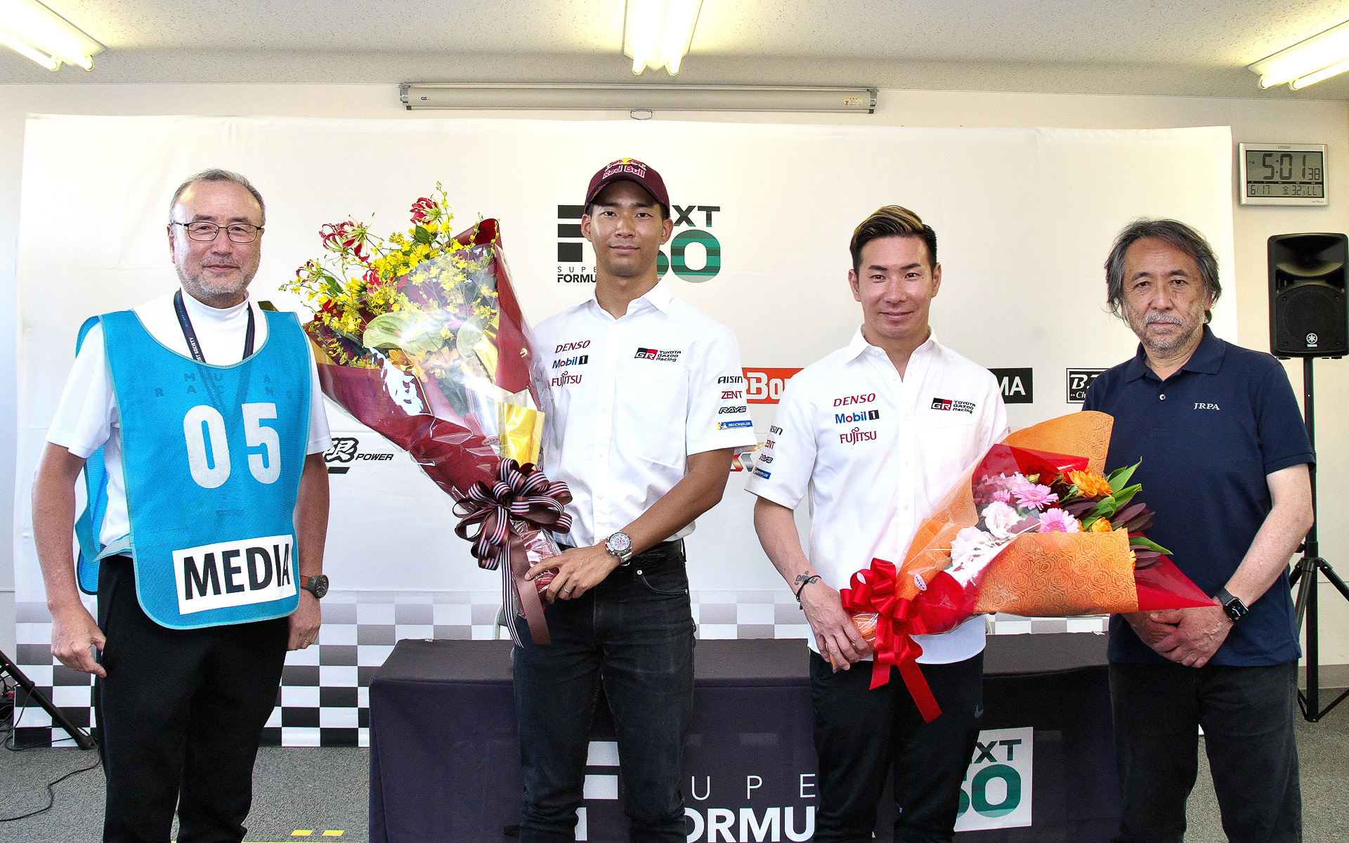 ル・マン24時間優勝を祝してJMSとJRPAから花束贈呈。左からJMS会長高橋二朗氏、平川亮選手、小林可夢偉選手兼チーム代表、JRPA会長小林稔氏