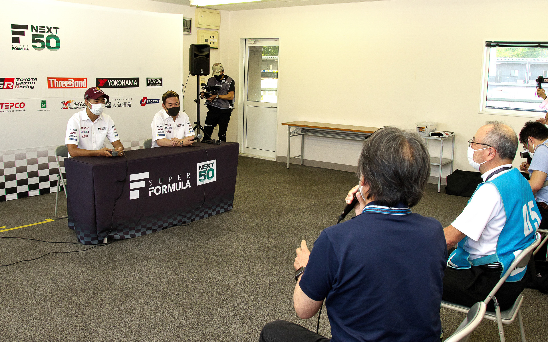 自身の20年以上にわたる長いル・マン取材経験をベースに質問する小林稔JRPA会長