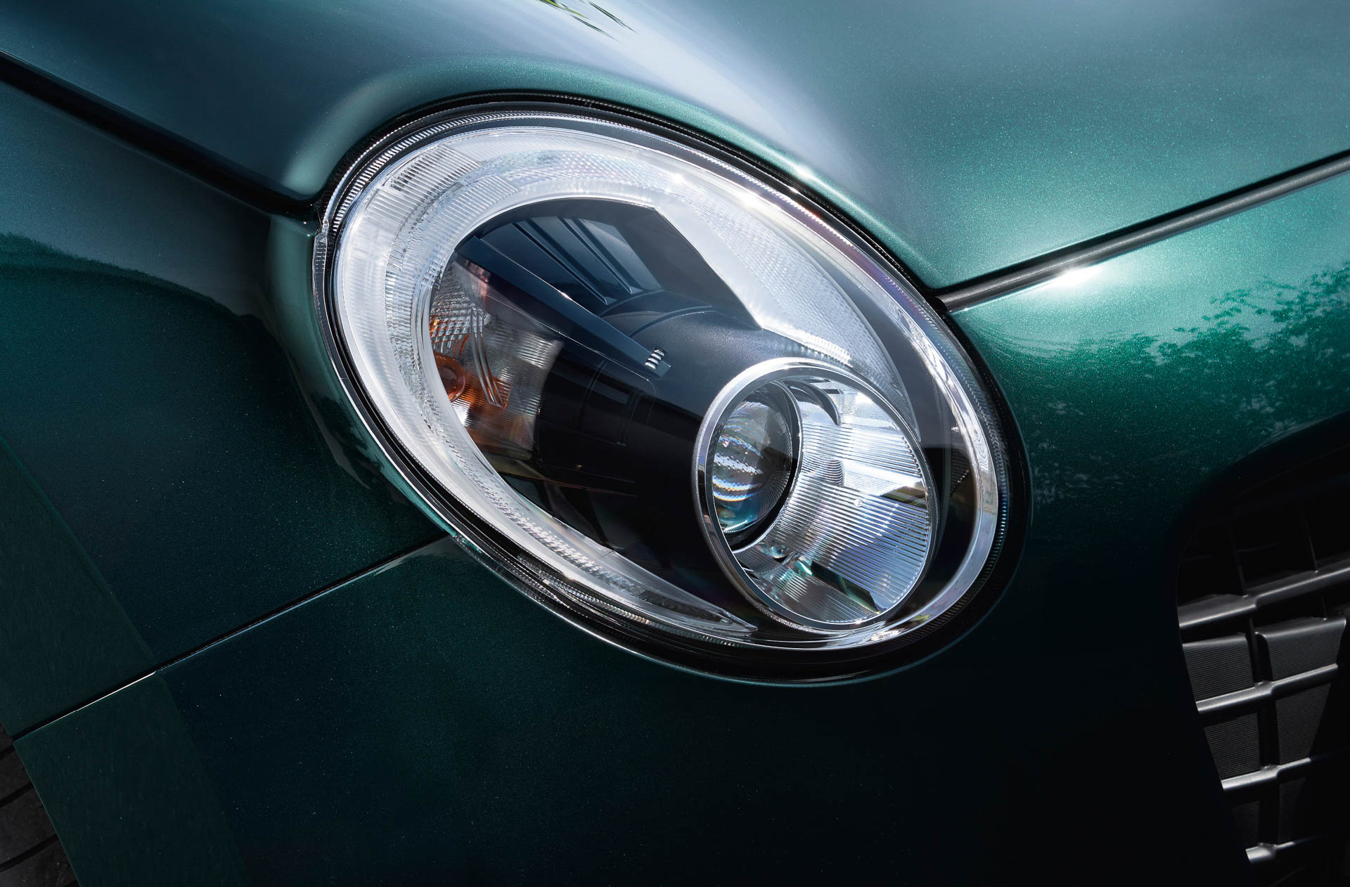 初代コペンを思わせる丸目ヘッドライトの「セロ」がベース。コペン専用のBBS製鍛造16インチホイールや、20周年エンブレムを装着