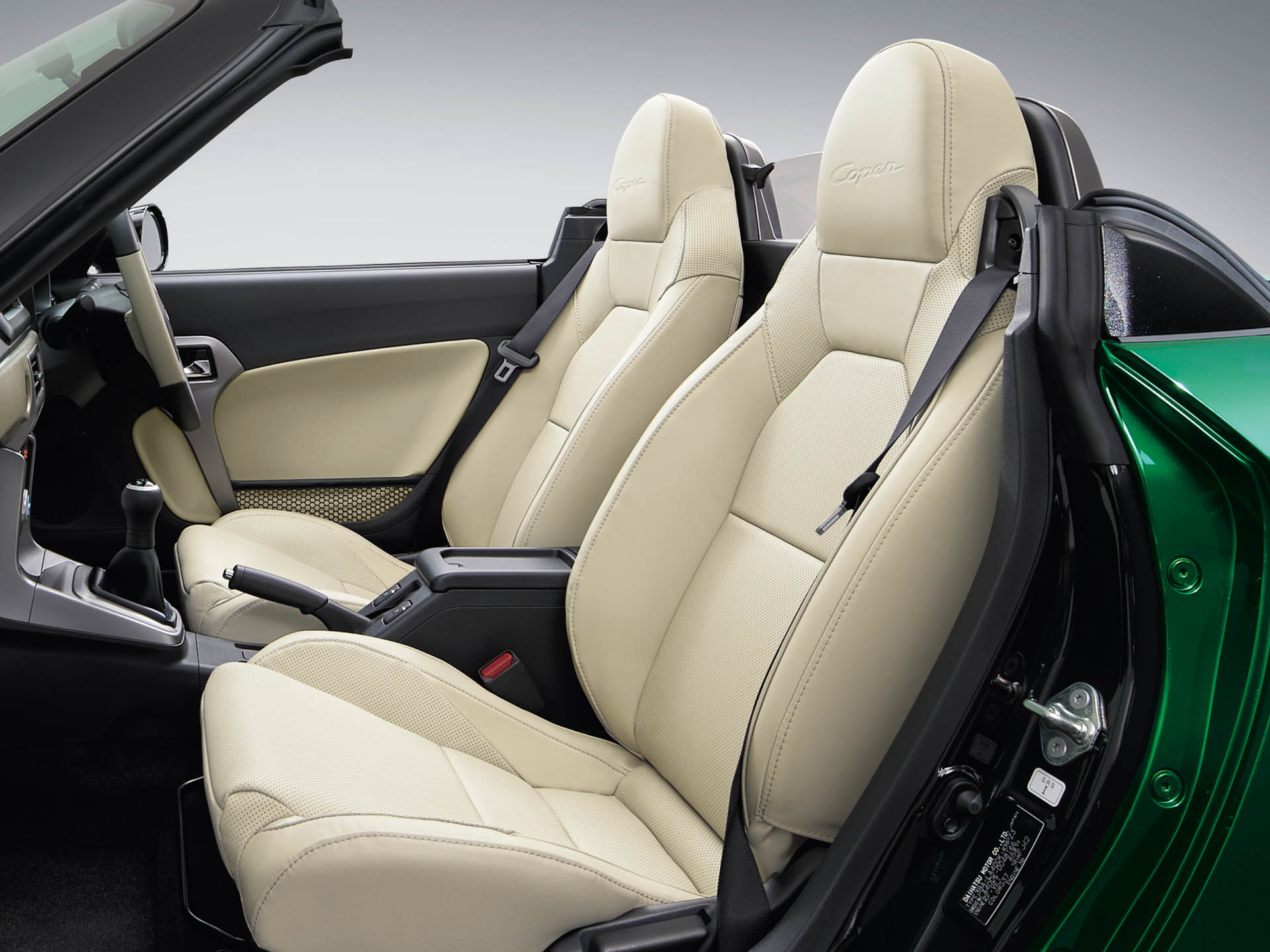 スポーツシートはアイボリー色の本革製