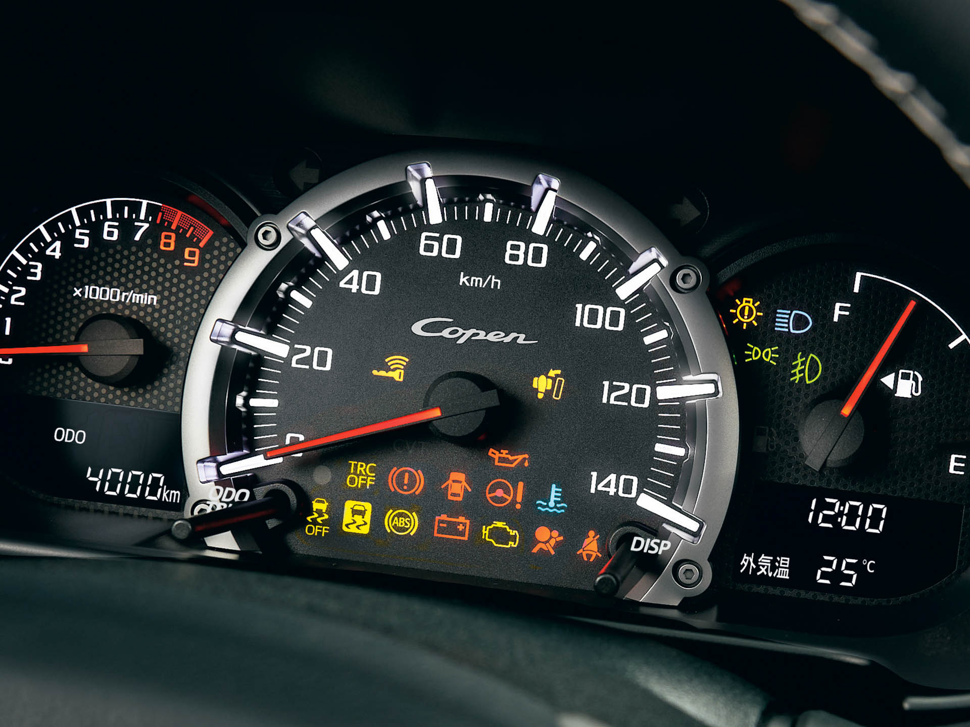 “Copen”のロゴが入り、赤いメーター針の3眼メーターや、本革巻のMOMO製ステアリング、シフトノブががスポーティで特別な印象を付与
