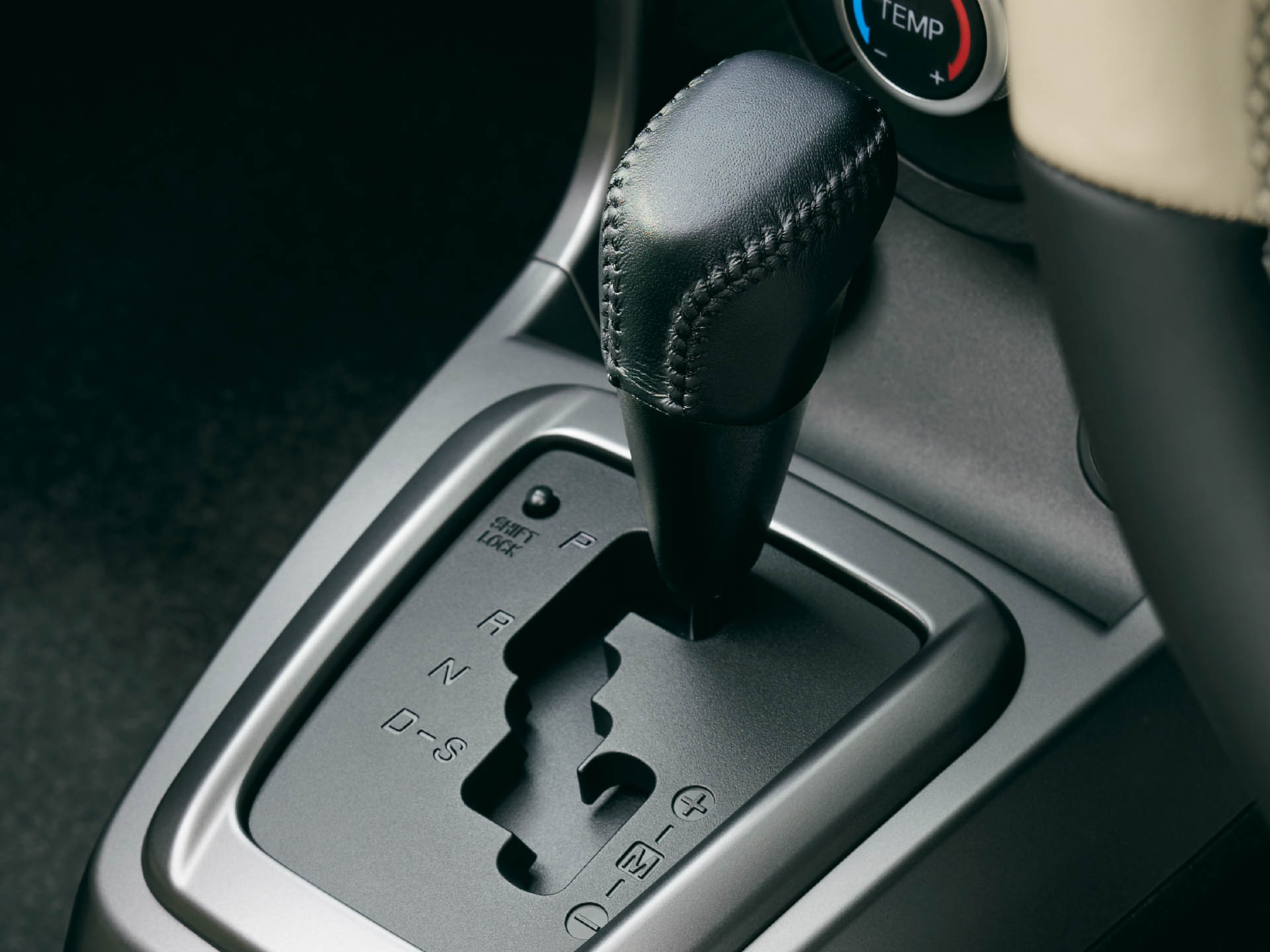 “Copen”のロゴが入り、赤いメーター針の3眼メーターや、本革巻のMOMO製ステアリング、シフトノブががスポーティで特別な印象を付与