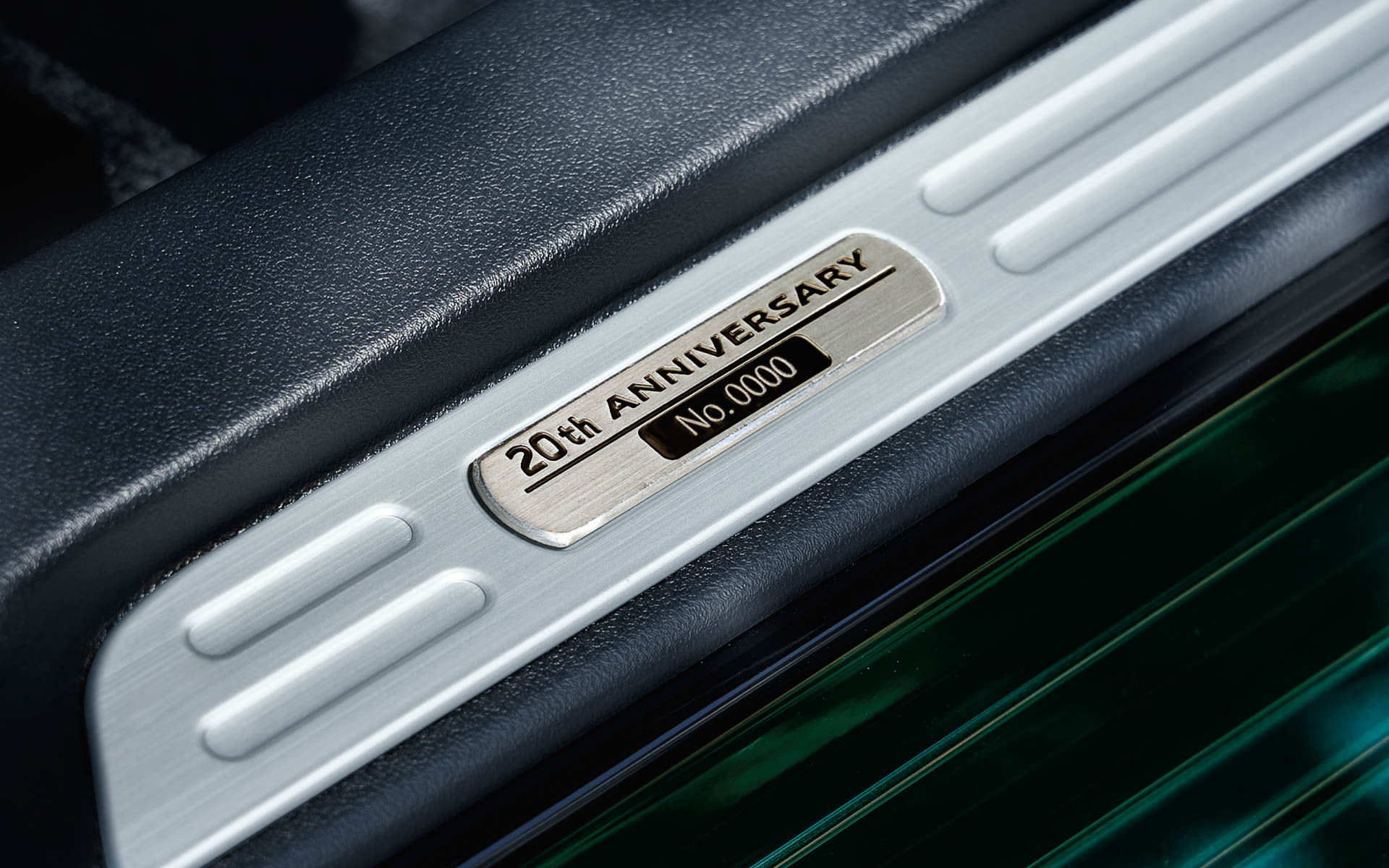 アイボリーのインパネガーニッシュには20周年エンブレムが装着されるほか、運転席側のスカッフプレートにはシリアルナンバーが刻まれる（ナンバーの指定は不可）
