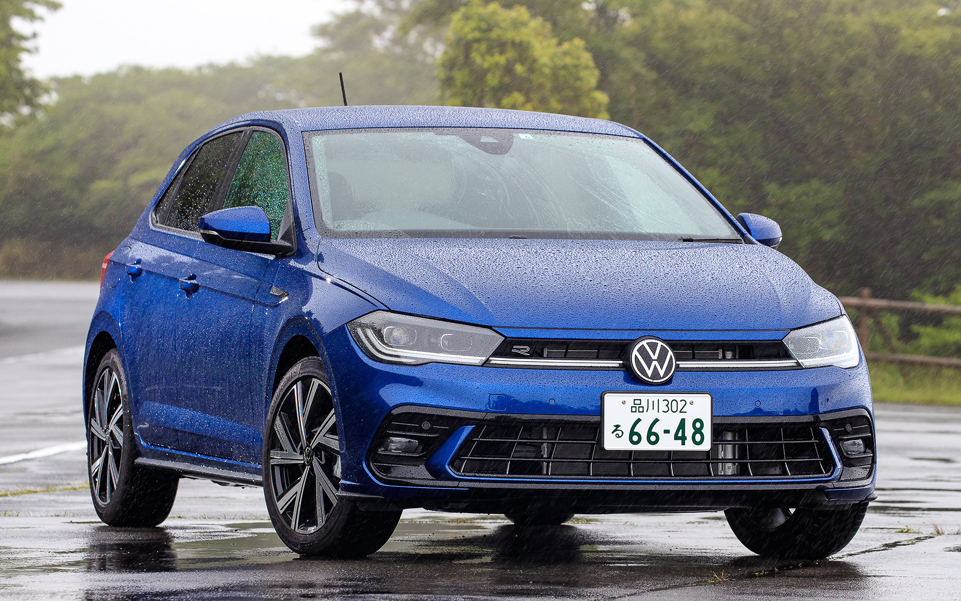 今回発表された新型ポロではエクステリアデザインを刷新し、全長は10～25mm伸びて4085mmを実現。新デザインのフロントバンパーとリアバンパーにより、力強くスポーティな印象に仕上げた。写真は「TSI R-Line」で価格は329万9000円