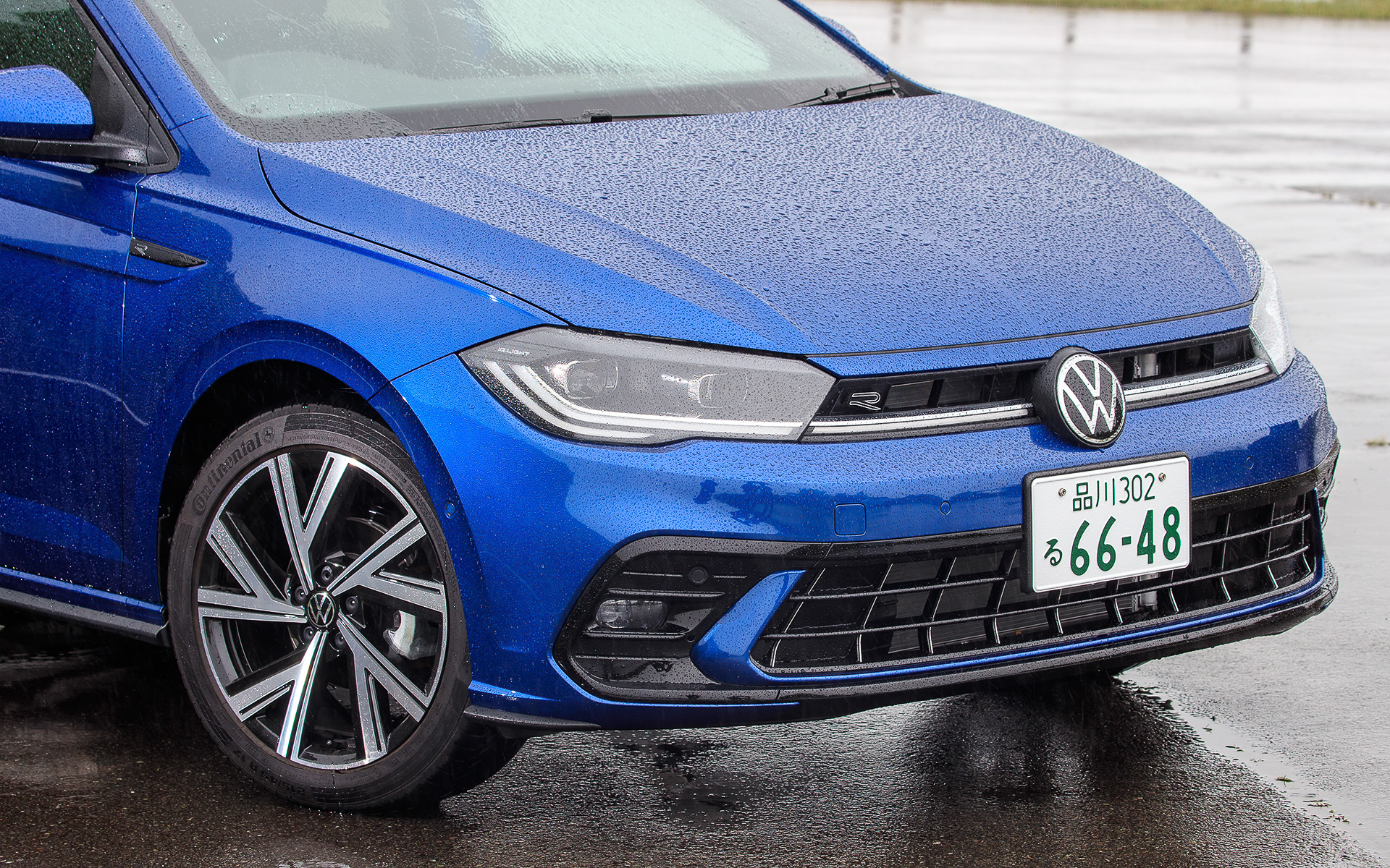 フロントまわりではLEDマトリックスヘッドライト“IQ.LIGHT”を採用し、LEDヘッドライトとデイタイムランニングライトそれぞれのLEDストリップがヘッドライトの下縁に沿って縁取られることでユニークなシグネチャーを形成。リアでは立体的な新デザインのLEDテールランプを採用している