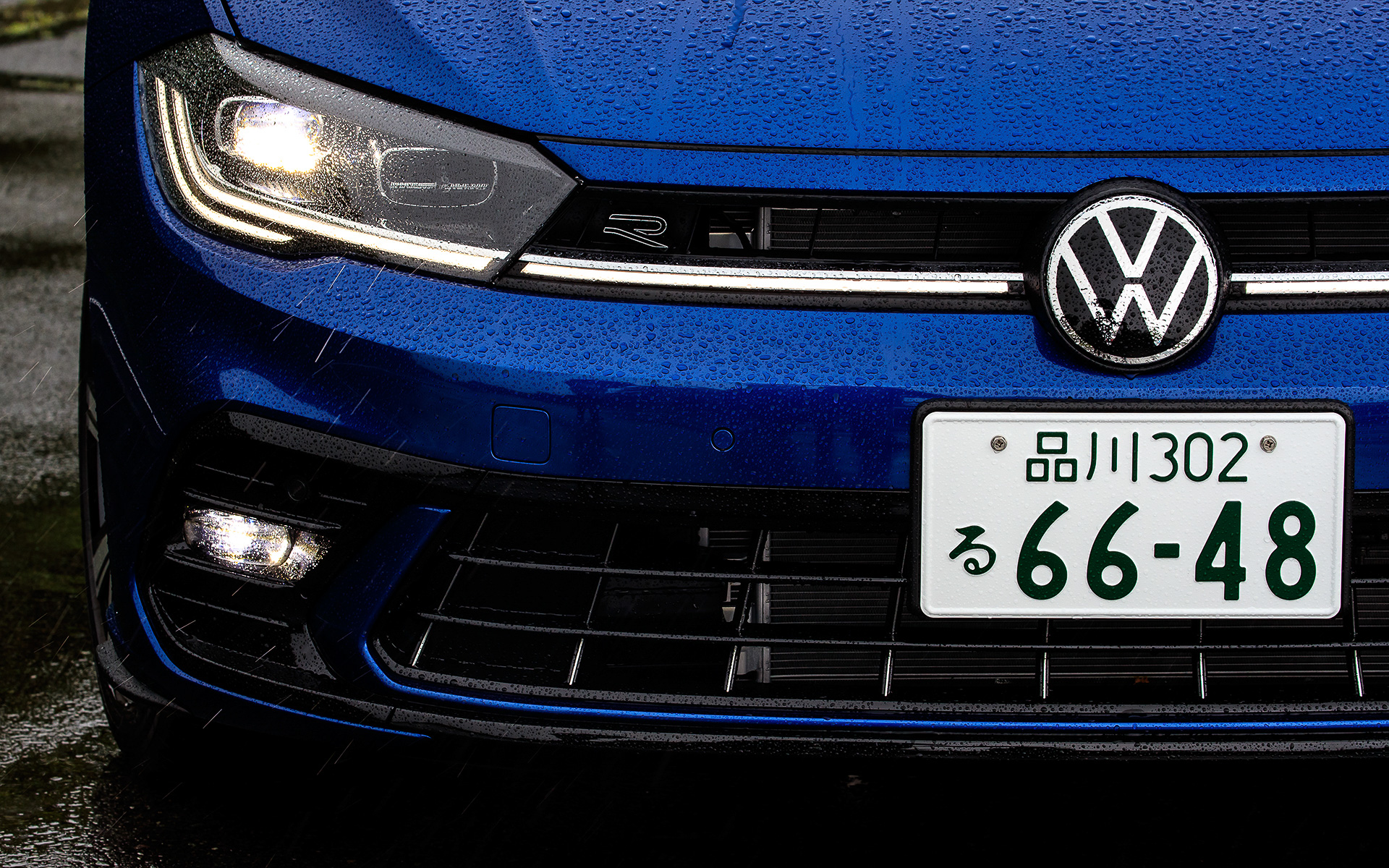 フロントまわりではLEDマトリックスヘッドライト“IQ.LIGHT”を採用し、LEDヘッドライトとデイタイムランニングライトそれぞれのLEDストリップがヘッドライトの下縁に沿って縁取られることでユニークなシグネチャーを形成。リアでは立体的な新デザインのLEDテールランプを採用している