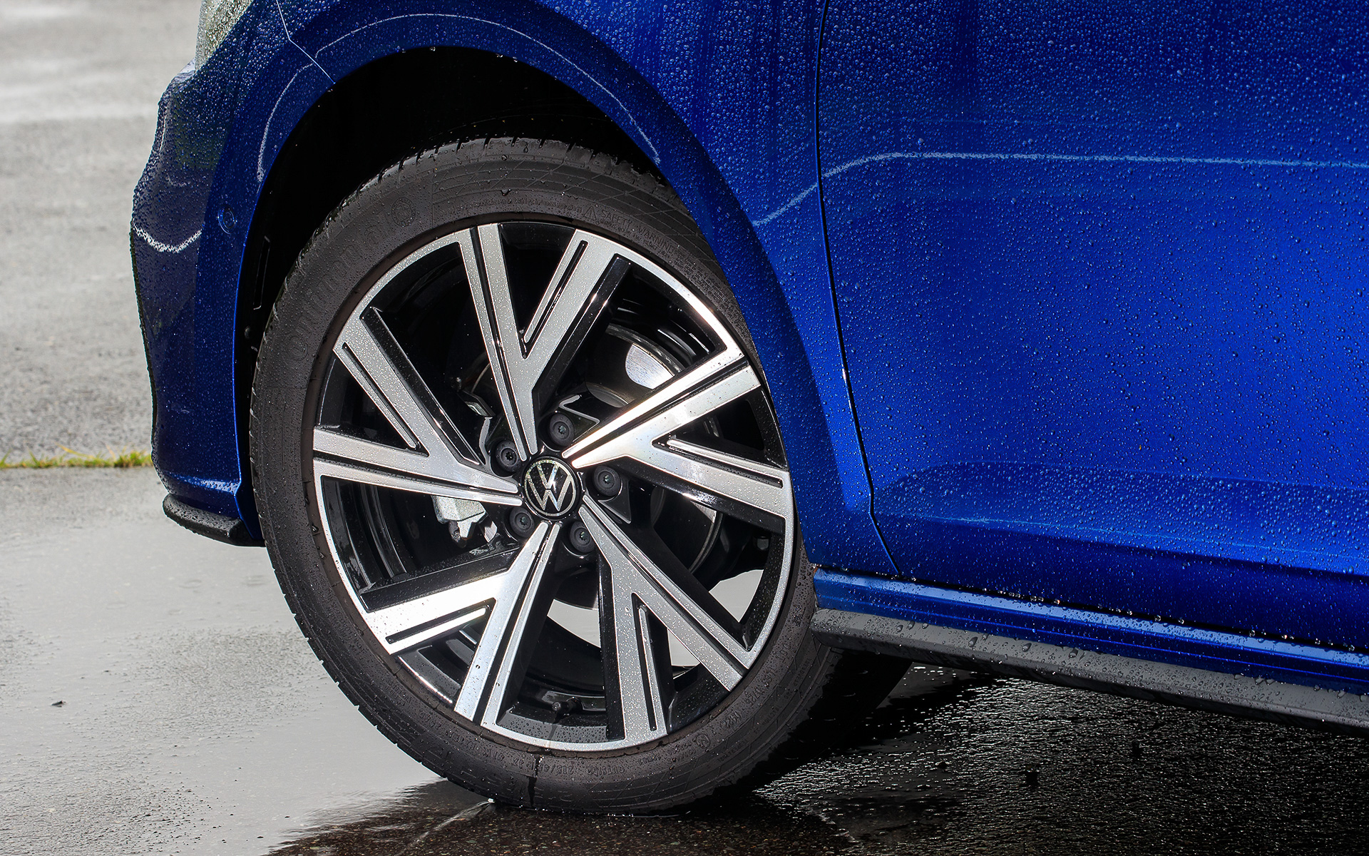 フロントまわりではLEDマトリックスヘッドライト“IQ.LIGHT”を採用し、LEDヘッドライトとデイタイムランニングライトそれぞれのLEDストリップがヘッドライトの下縁に沿って縁取られることでユニークなシグネチャーを形成。リアでは立体的な新デザインのLEDテールランプを採用している