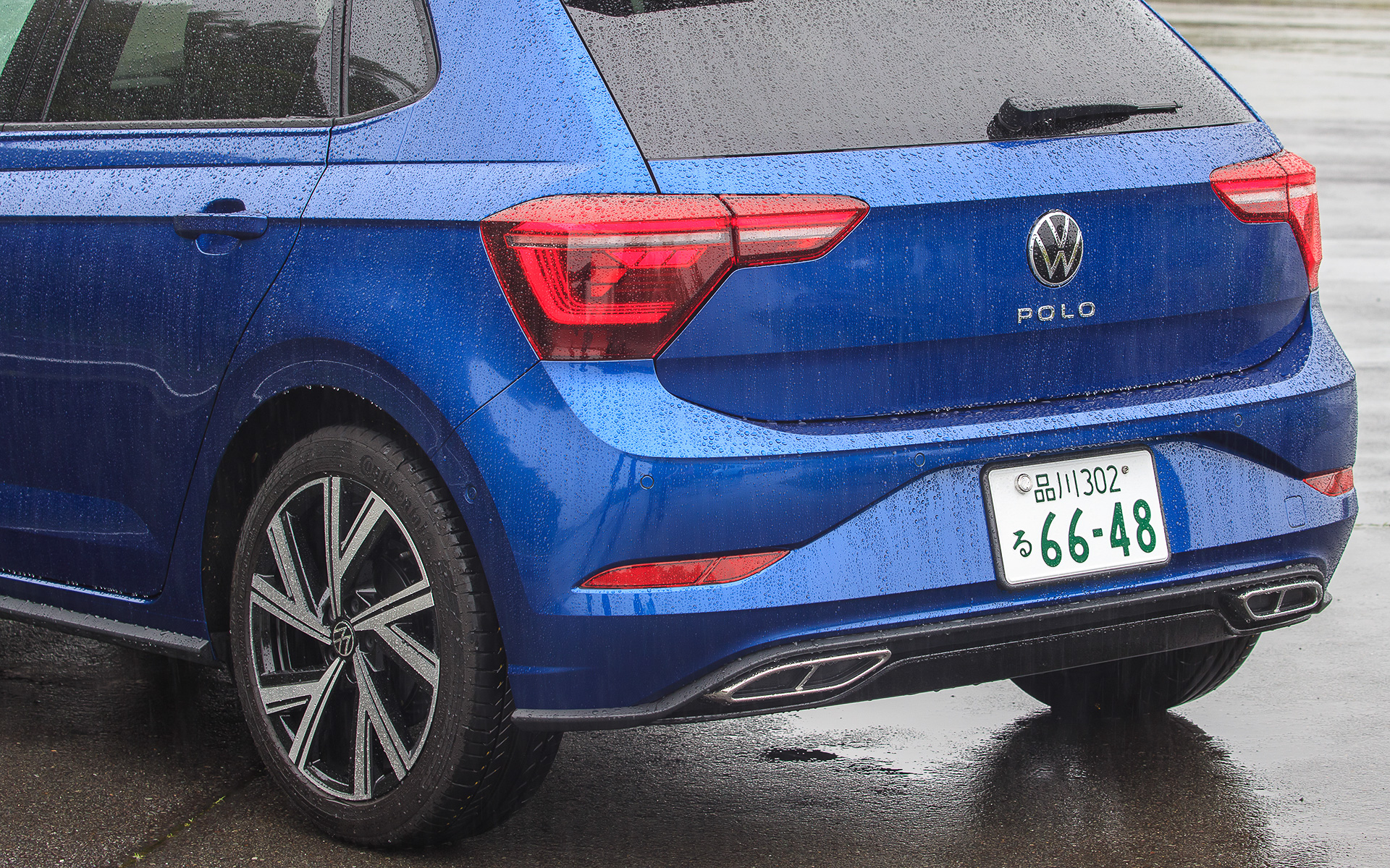 フロントまわりではLEDマトリックスヘッドライト“IQ.LIGHT”を採用し、LEDヘッドライトとデイタイムランニングライトそれぞれのLEDストリップがヘッドライトの下縁に沿って縁取られることでユニークなシグネチャーを形成。リアでは立体的な新デザインのLEDテールランプを採用している