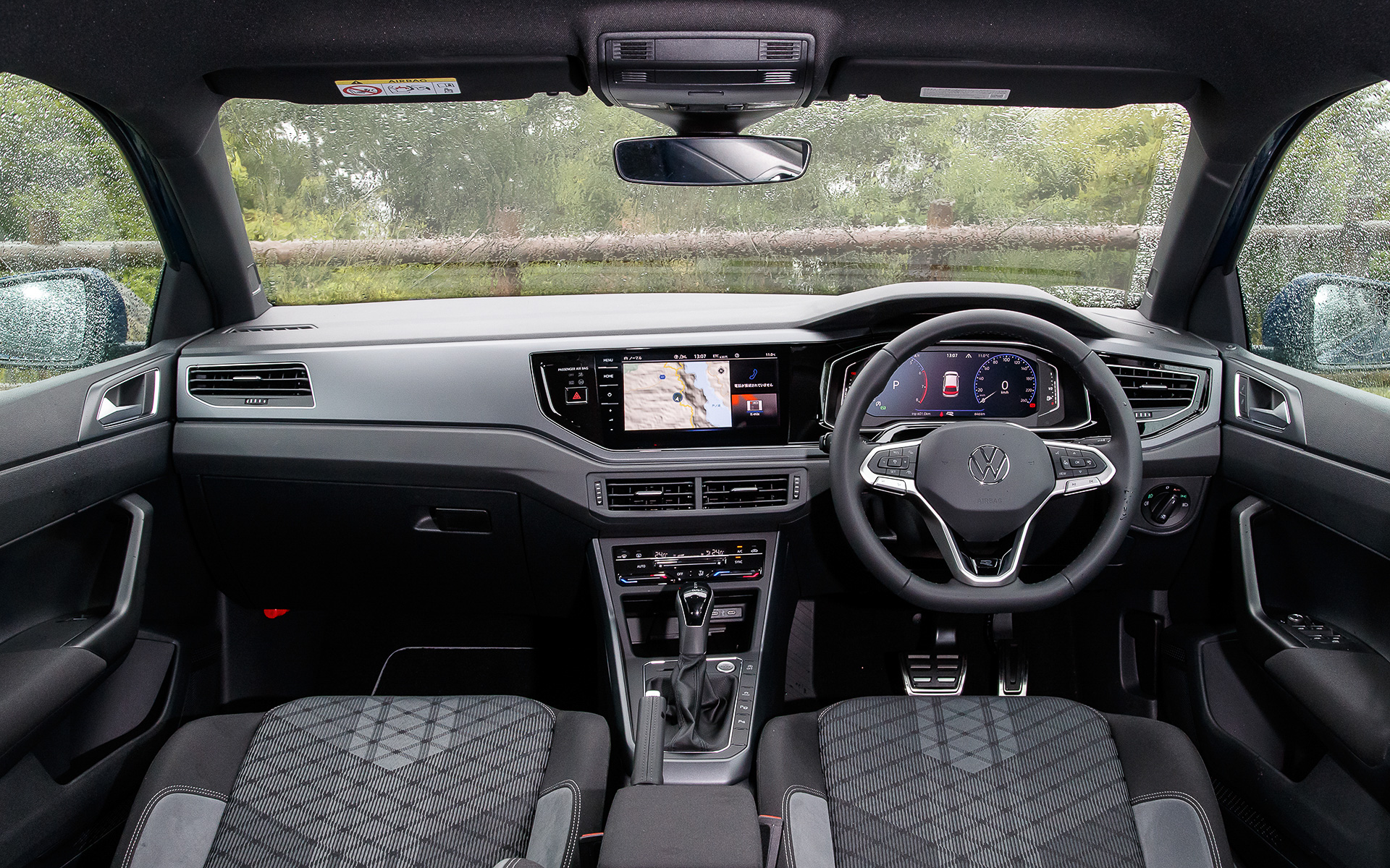 インテリアでは9.2インチの大型モニターを搭載した純正インフォテイメントシステム”DiscoverPro“を搭載したほか、デジタルメータークラスターやタッチコントロール式エアコンディショナーパネルを採用