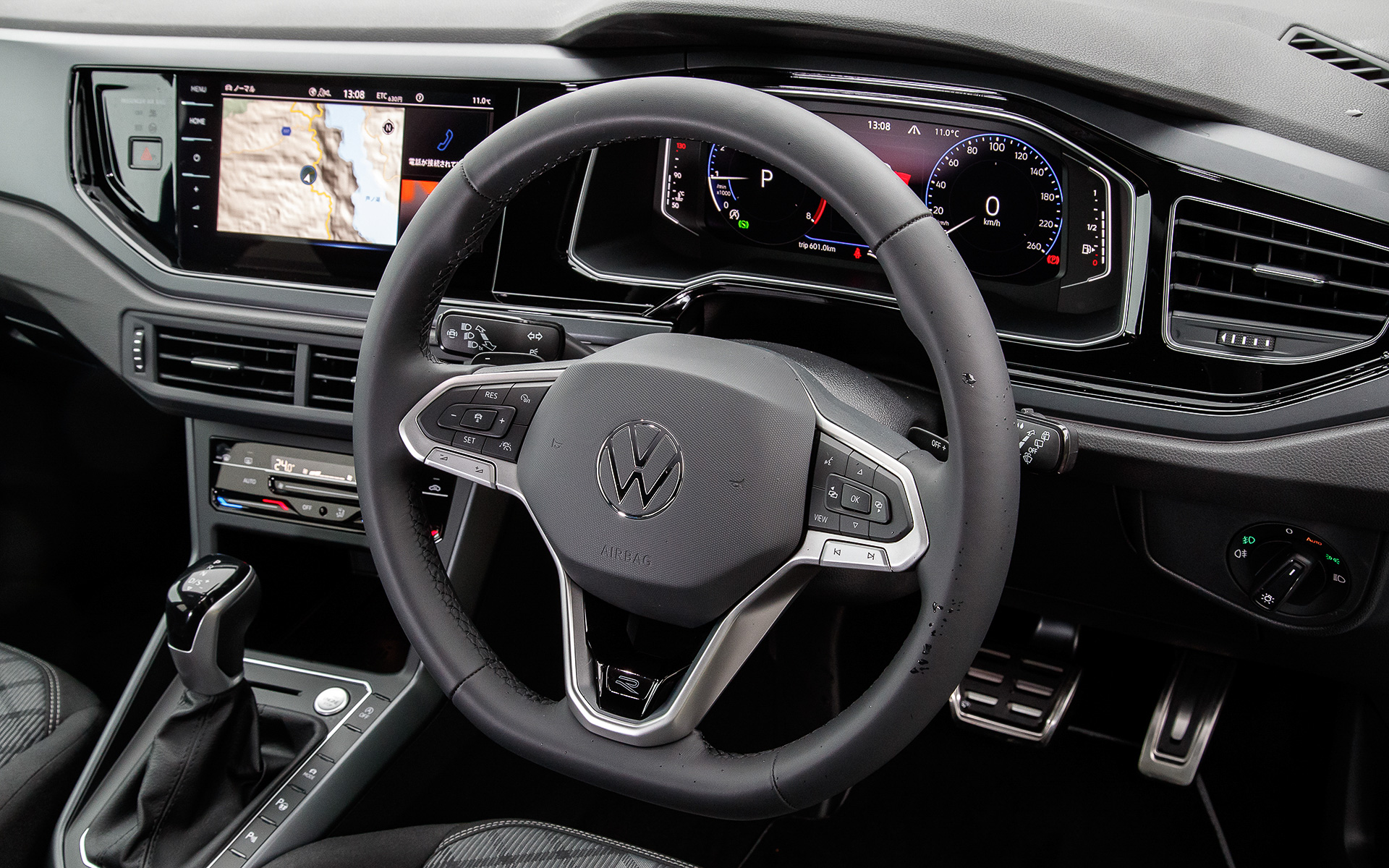 インテリアでは9.2インチの大型モニターを搭載した純正インフォテイメントシステム”DiscoverPro“を搭載したほか、デジタルメータークラスターやタッチコントロール式エアコンディショナーパネルを採用