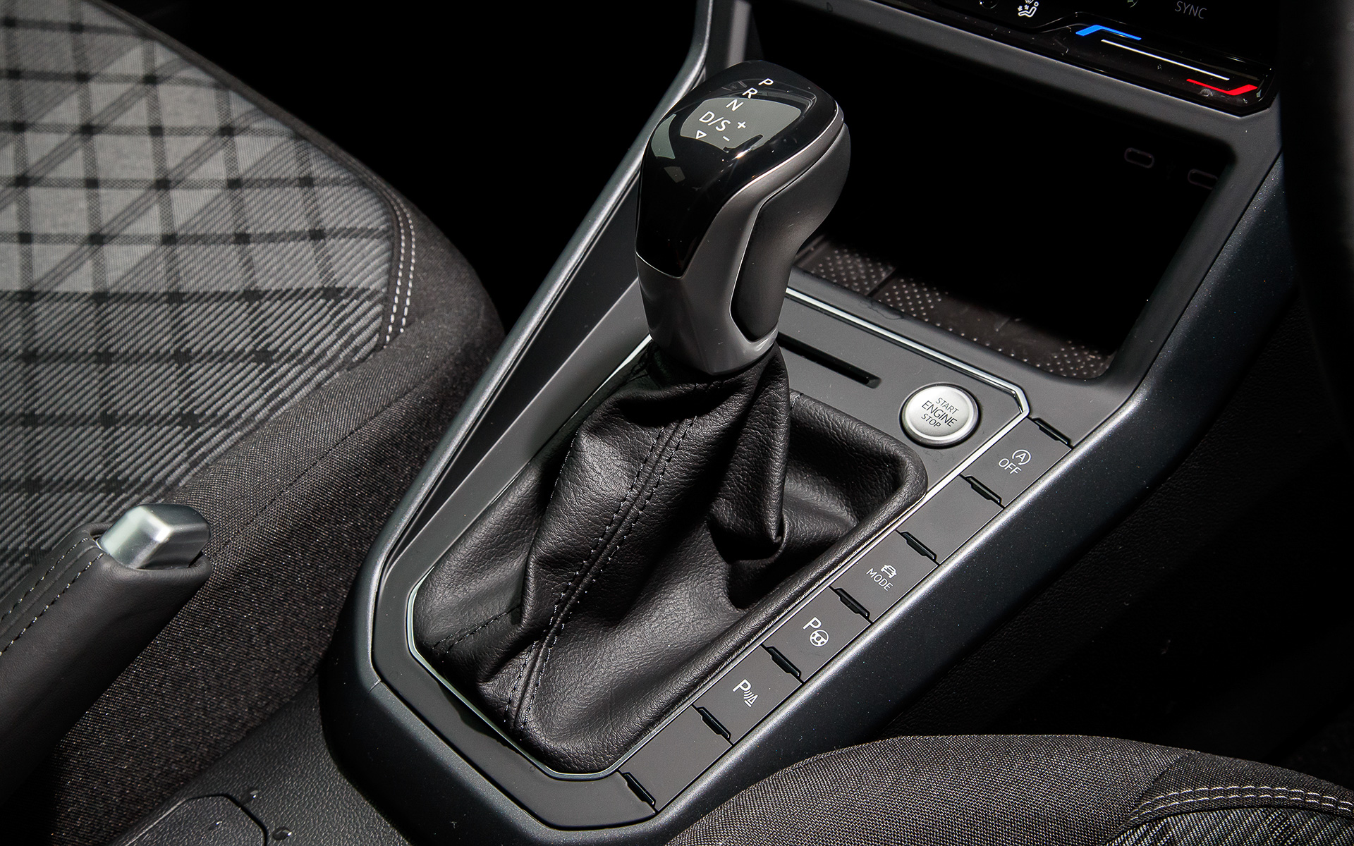 インテリアでは9.2インチの大型モニターを搭載した純正インフォテイメントシステム”DiscoverPro“を搭載したほか、デジタルメータークラスターやタッチコントロール式エアコンディショナーパネルを採用