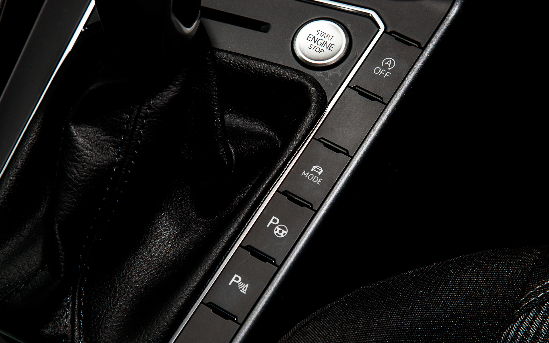 インテリアでは9.2インチの大型モニターを搭載した純正インフォテイメントシステム”DiscoverPro“を搭載したほか、デジタルメータークラスターやタッチコントロール式エアコンディショナーパネルを採用