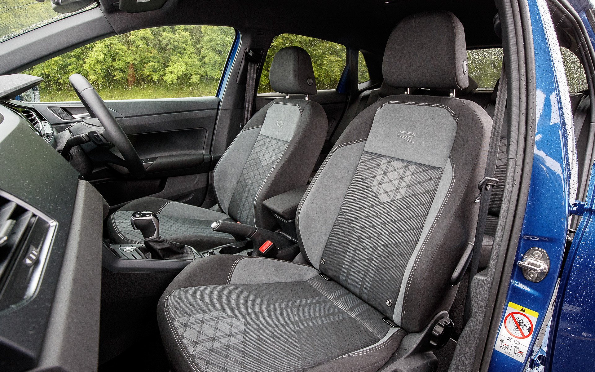 インテリアでは9.2インチの大型モニターを搭載した純正インフォテイメントシステム”DiscoverPro“を搭載したほか、デジタルメータークラスターやタッチコントロール式エアコンディショナーパネルを採用