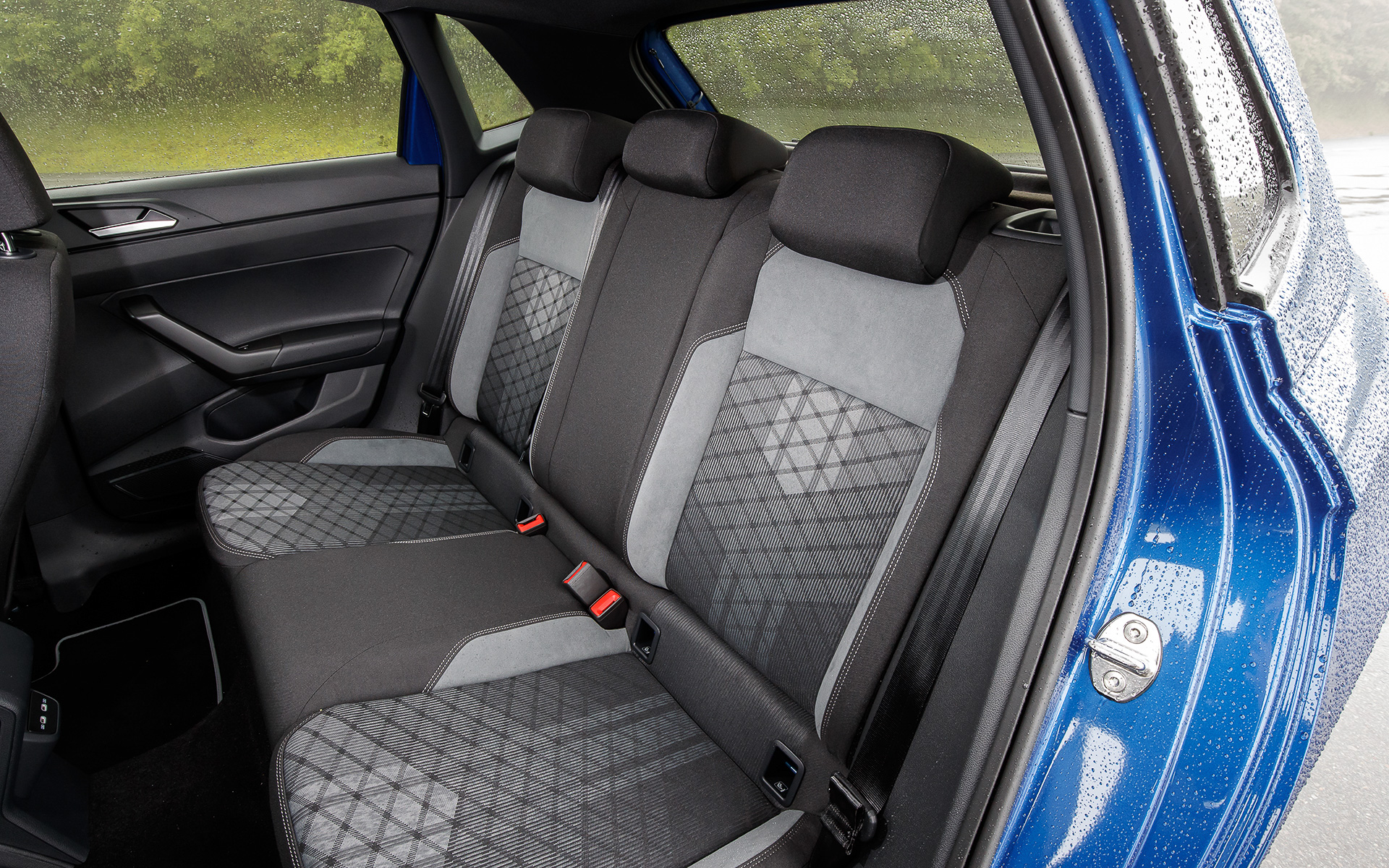 インテリアでは9.2インチの大型モニターを搭載した純正インフォテイメントシステム”DiscoverPro“を搭載したほか、デジタルメータークラスターやタッチコントロール式エアコンディショナーパネルを採用