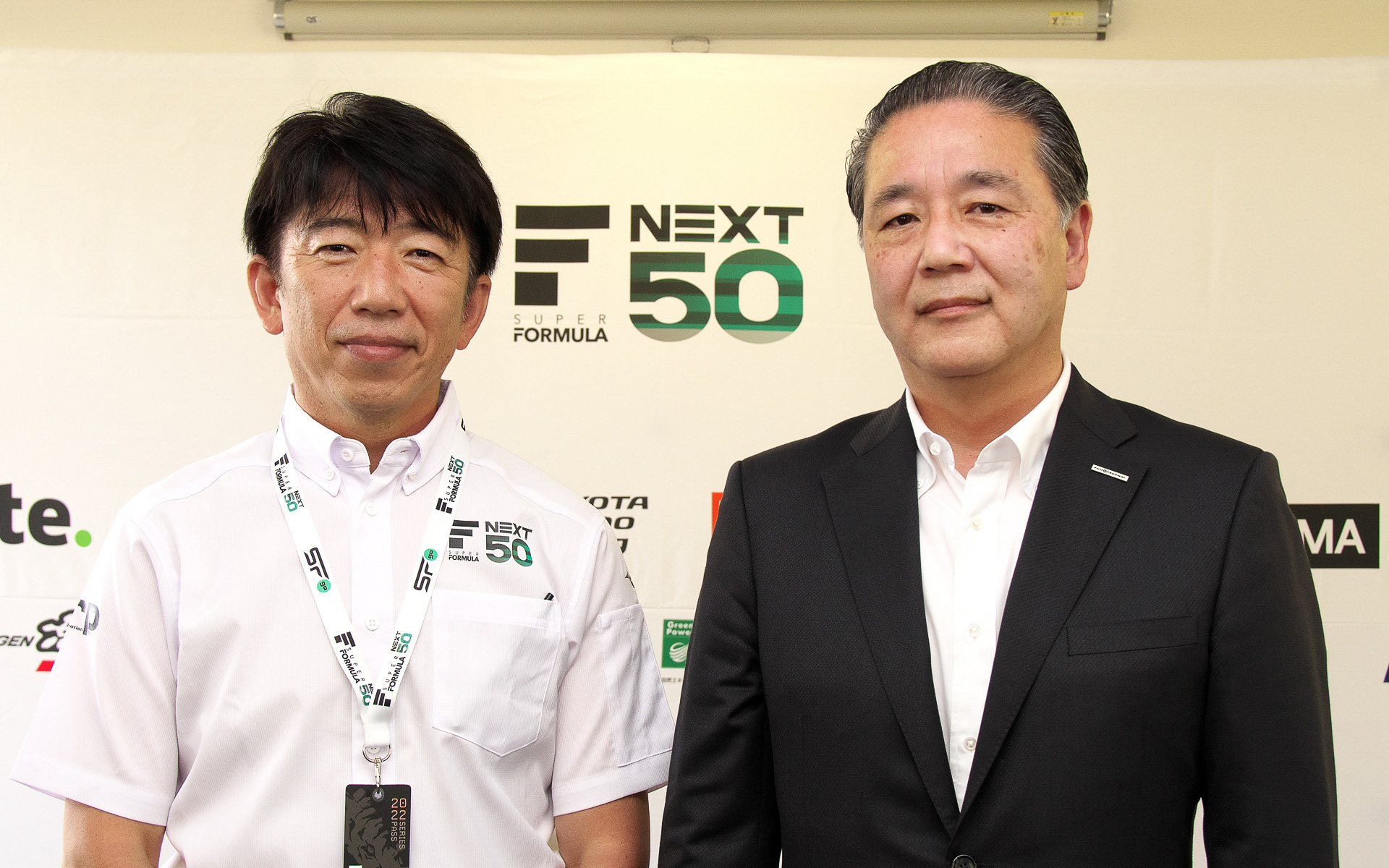 株式会社日本レースプロモーション 代表取締役社長 上野禎久社長（左）と、富士スピードウェイ株式会社 代表取締役社長 原口英二郎氏（右）